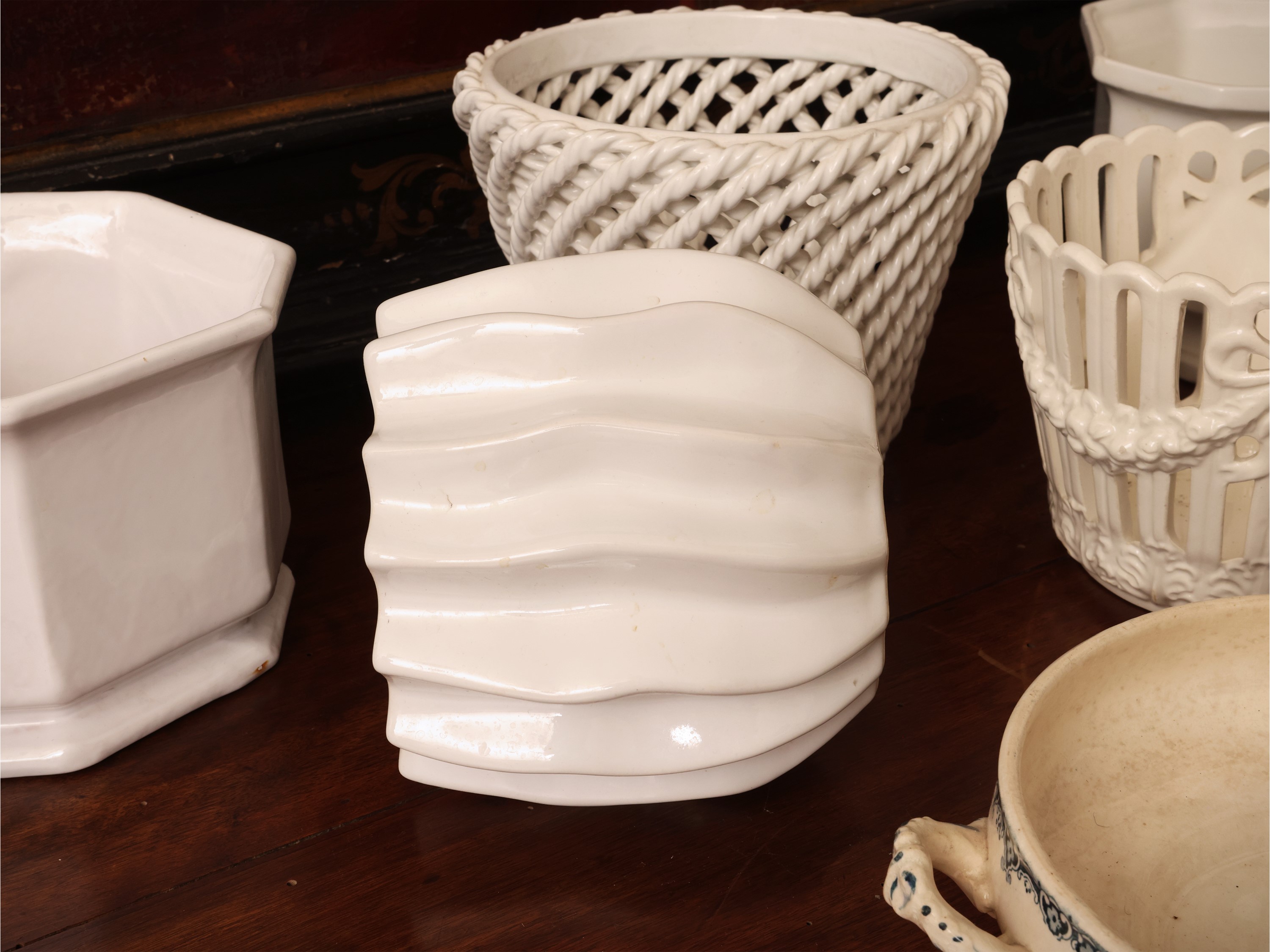 Sette cachepot in maiolica bianca e terraglia, varie forme e dimensioni
