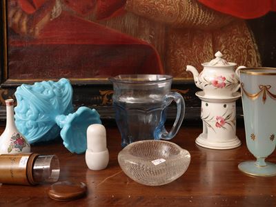 Lotto di curiosità da collezione, oggetti d’uso e da arredo (bicchiere da viaggio, vetri, porcell...