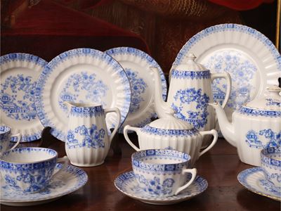 Assortimento di accessori per la tavola in porcellana avorio e porcellana bianco-azzurra (Bavaria...