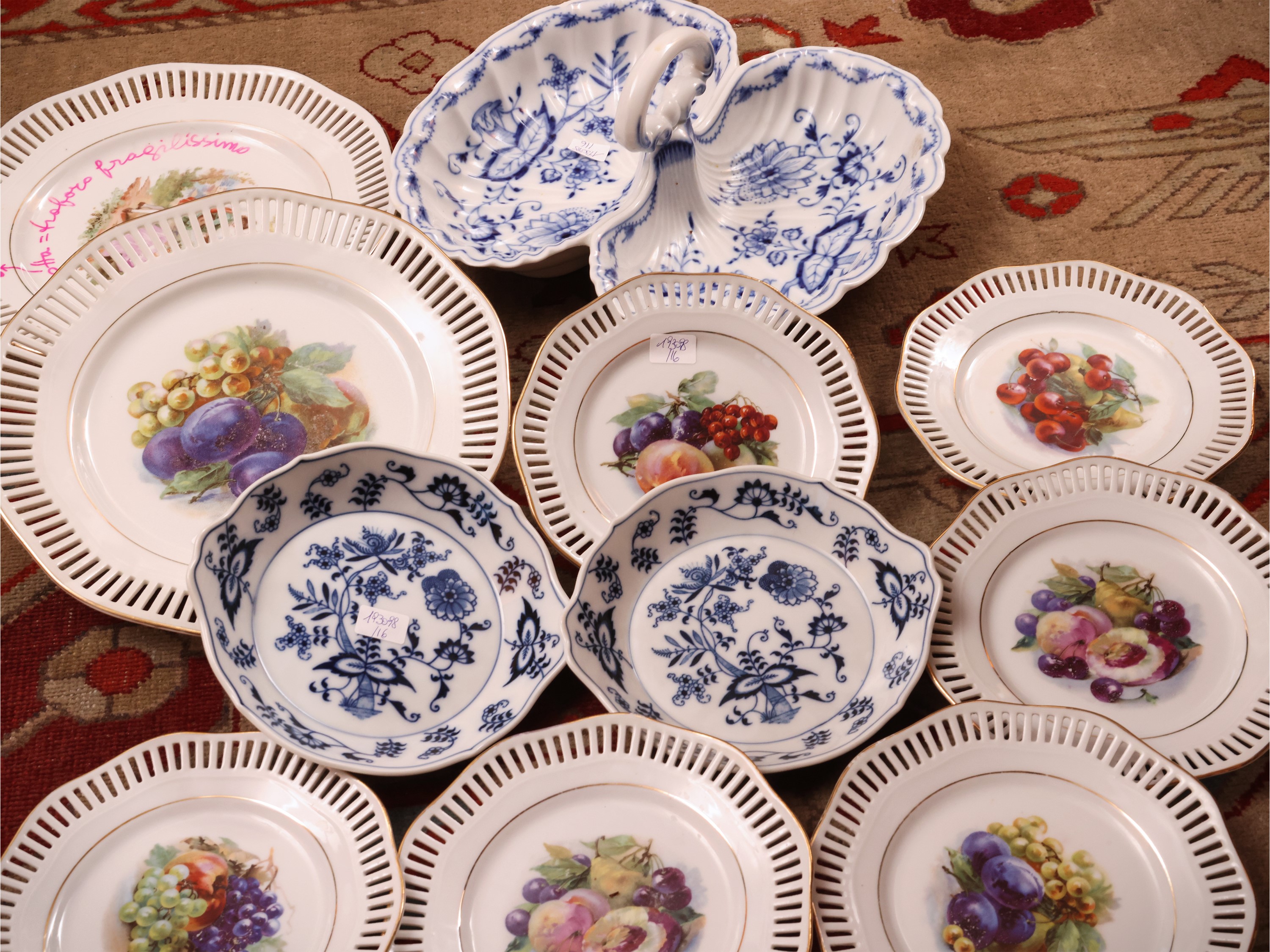 Miscellanea da tavola, porcellana e maiolica (antipastiera Meissen e servizio da dolce con elemen...