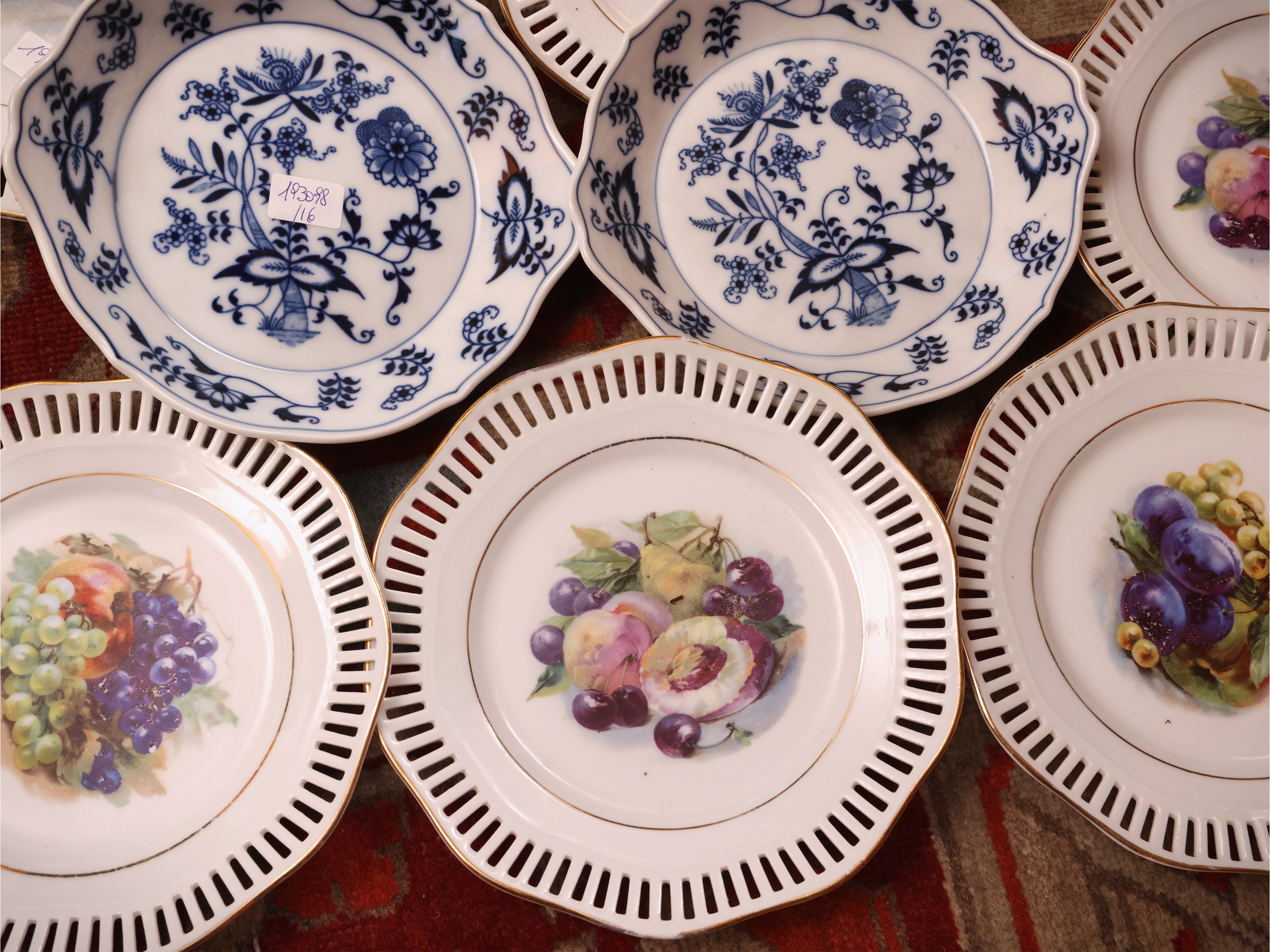 Miscellanea da tavola, porcellana e maiolica (antipastiera Meissen e servizio da dolce con elemen...