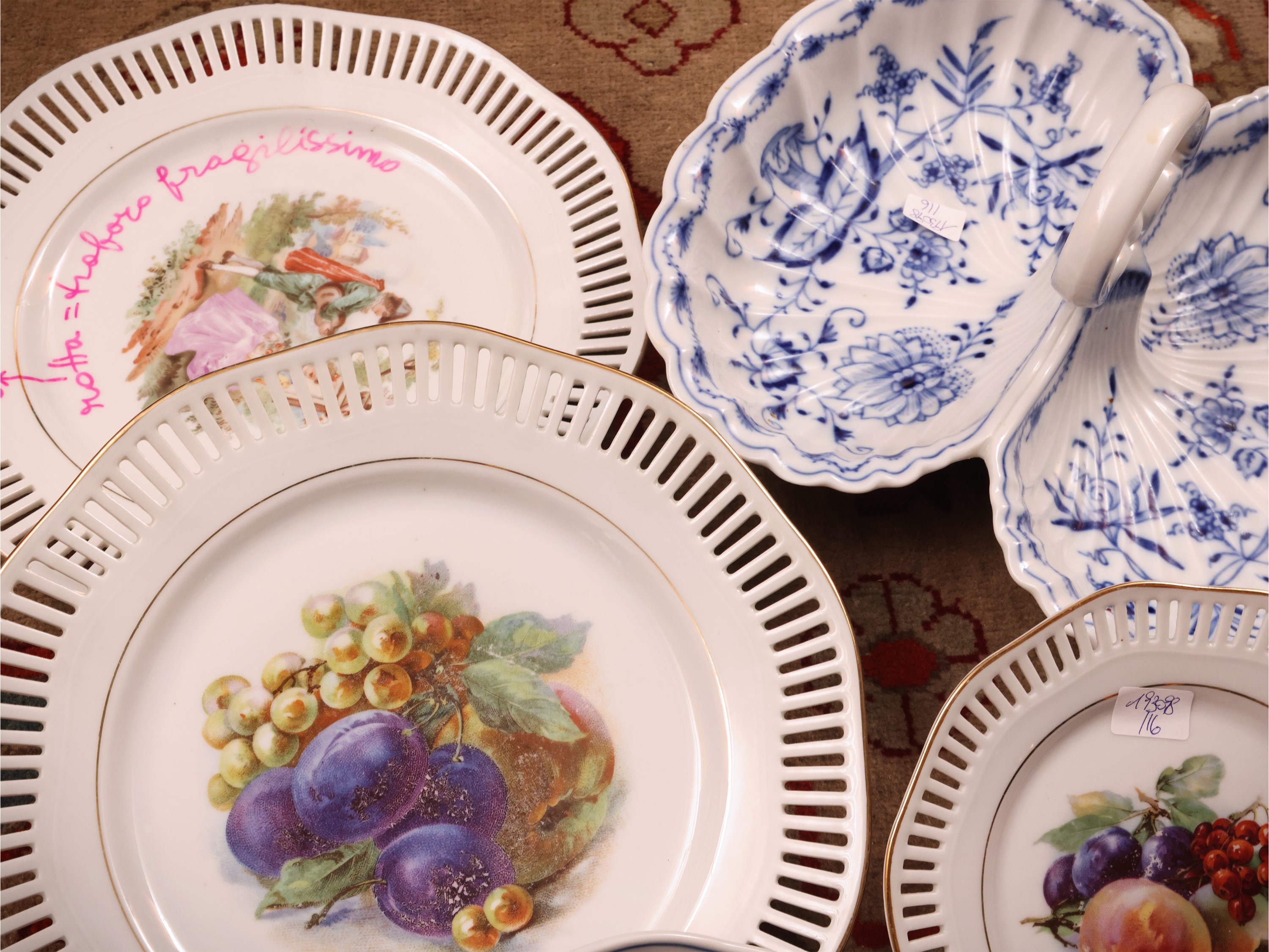 Miscellanea da tavola, porcellana e maiolica (antipastiera Meissen e servizio da dolce con elemen...