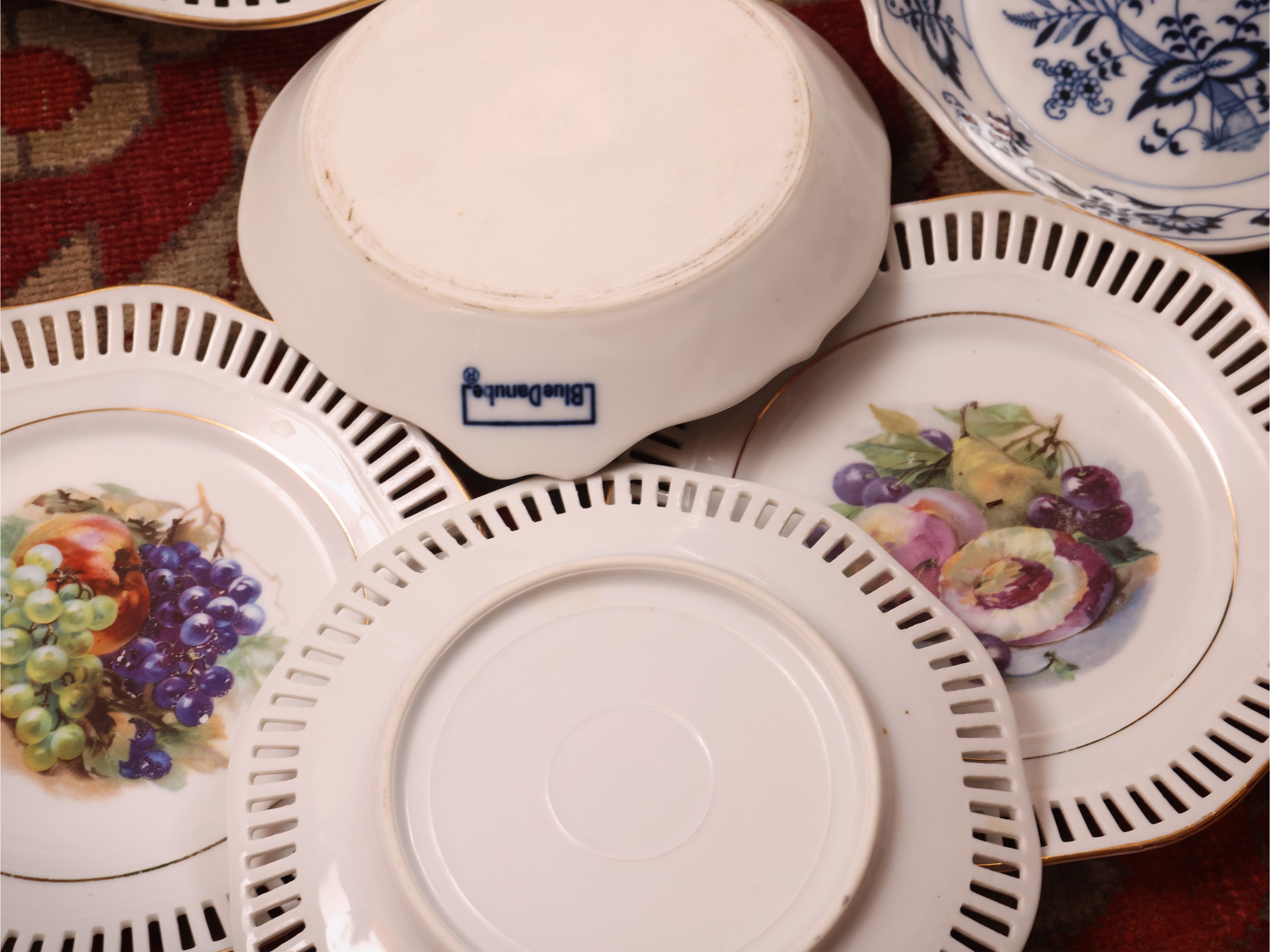 Miscellanea da tavola, porcellana e maiolica (antipastiera Meissen e servizio da dolce con elemen...