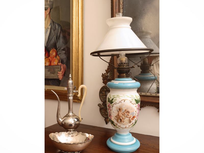 Lume a petrolio, opaline bianca e azzurra, decorazione a fiori, elettrificato