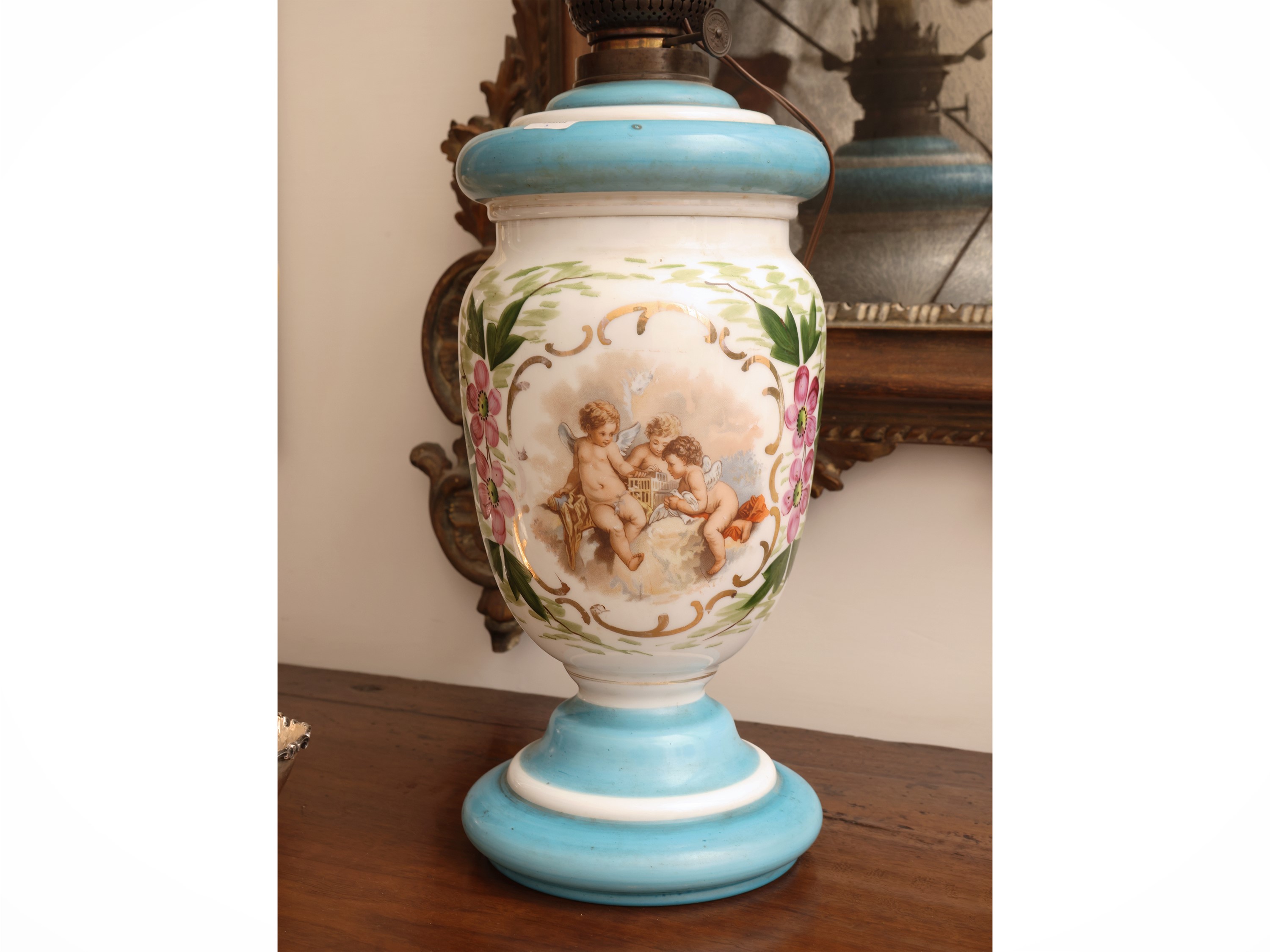 Lume a petrolio, opaline bianca e azzurra, decorazione a fiori, elettrificato