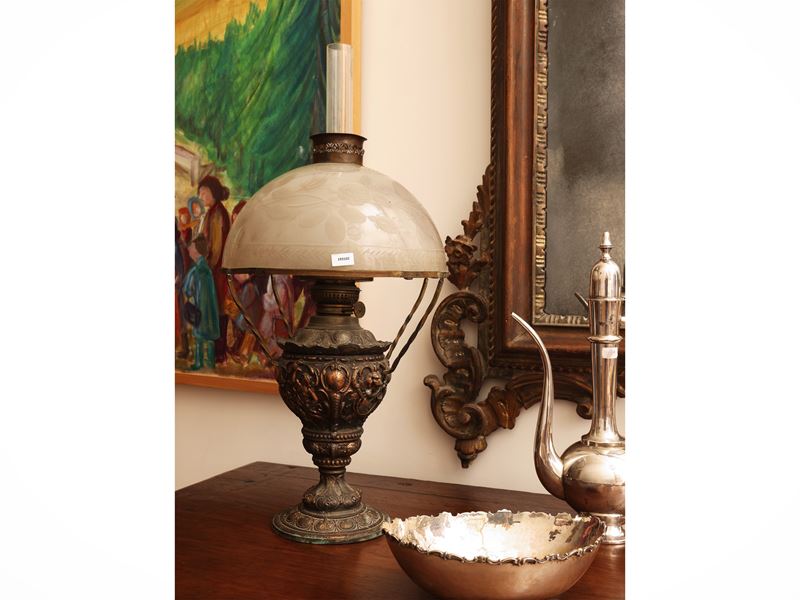Fine XIX secolo, lume a petrolio in rame con paralume in vetro molato decorato con rose