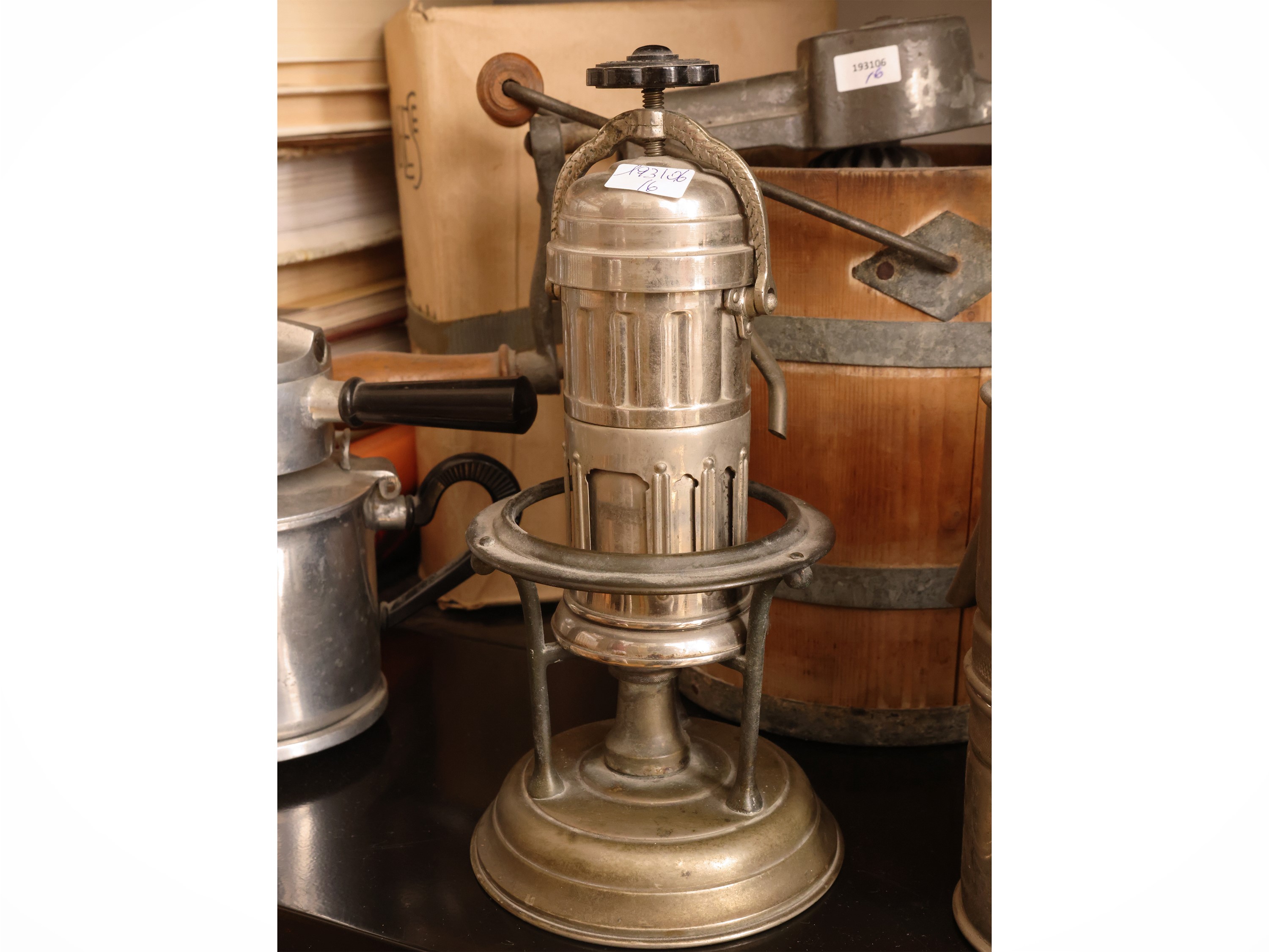 Lotto di curiosità da collezione, strumento per fare il burro, ventilatore d’epoca e macchinette ...