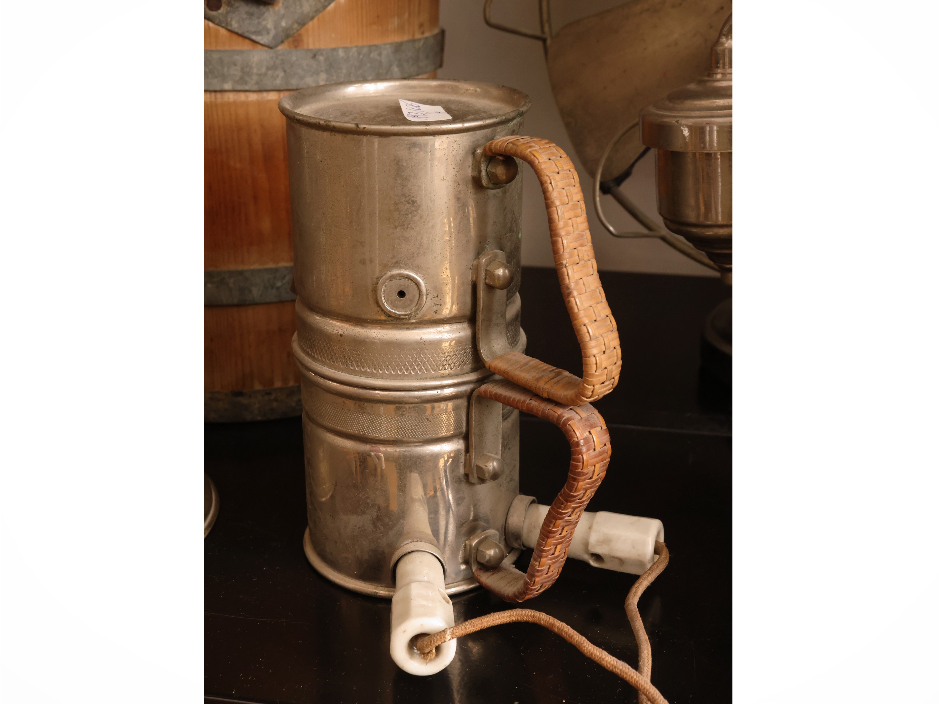 Lotto di curiosità da collezione, strumento per fare il burro, ventilatore d’epoca e macchinette ...