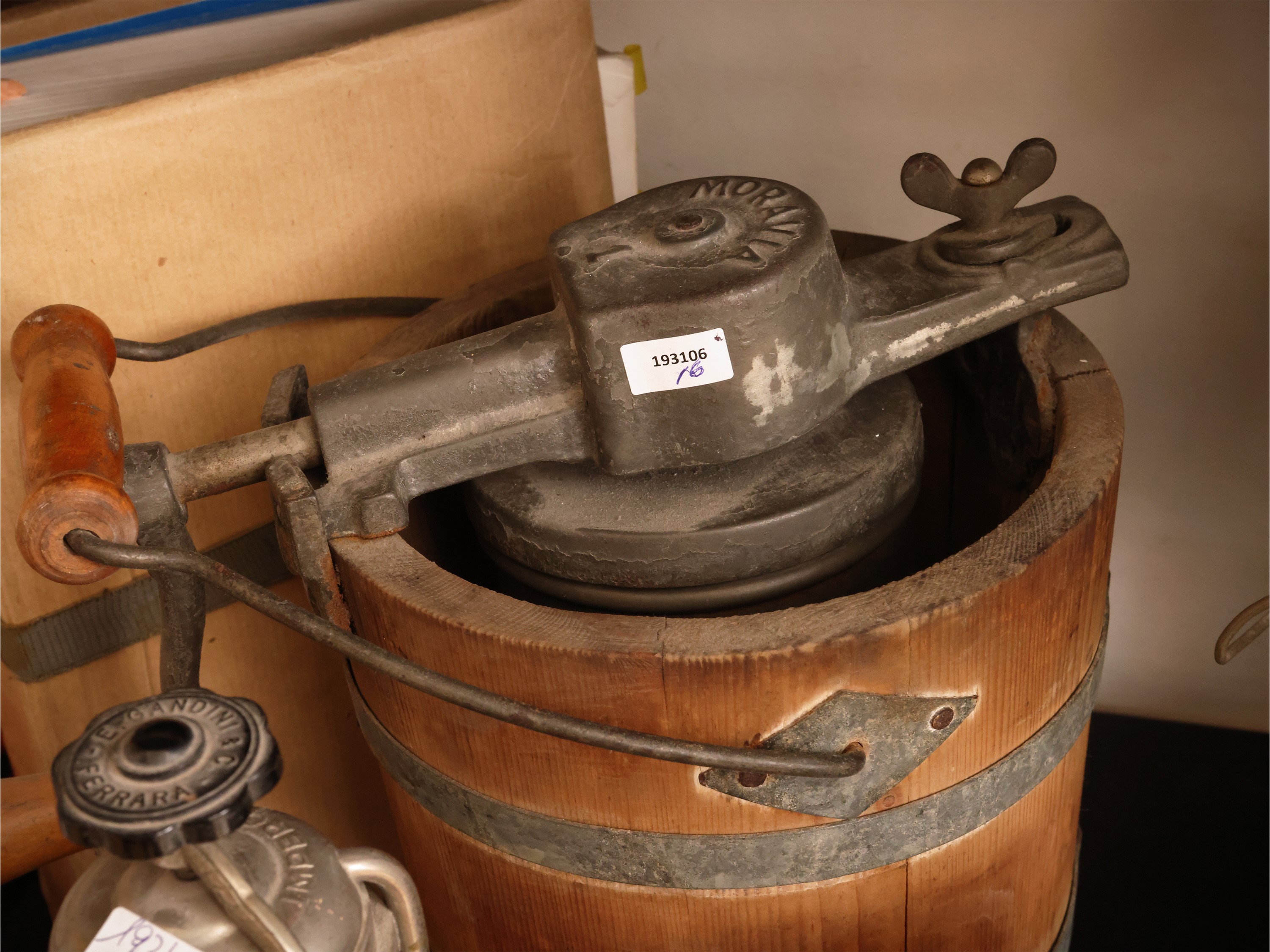 Lotto di curiosità da collezione, strumento per fare il burro, ventilatore d’epoca e macchinette ...