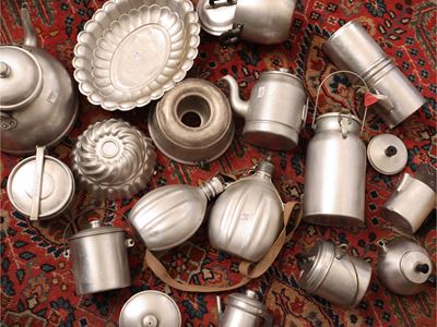 Lotto di curiosità da cucina d’epoca, utensili e contenitori in alluminio