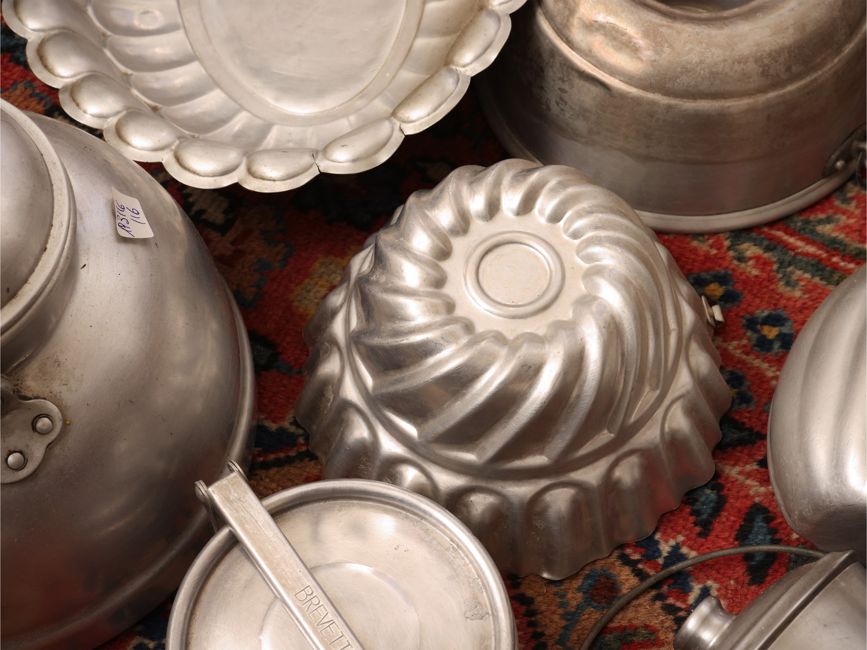 Lotto di curiosità da cucina d’epoca, utensili e contenitori in alluminio