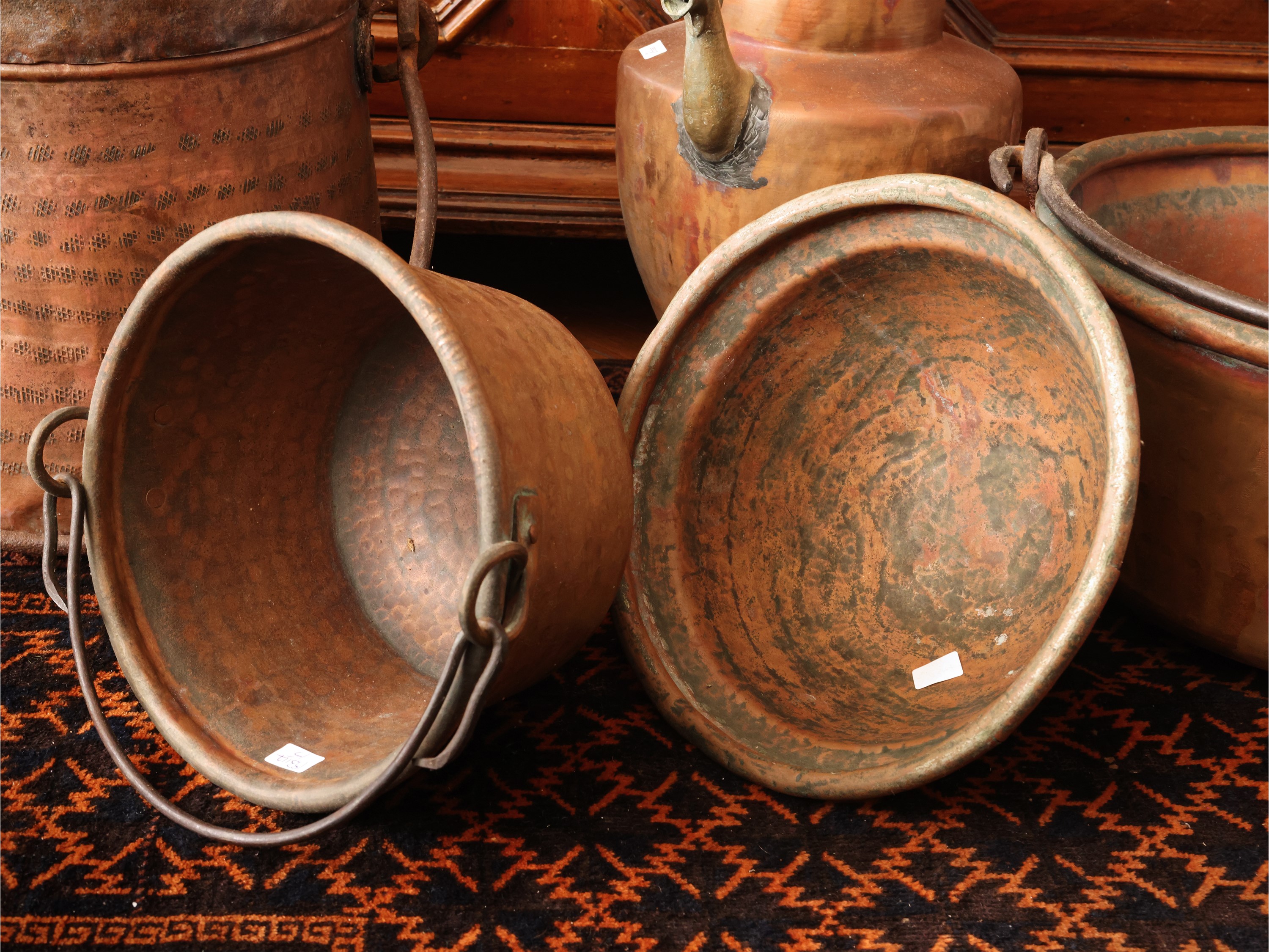 Collezione di utensili da cucina in rame, secchio con coperchio, mezzina, due paioli e bacinella