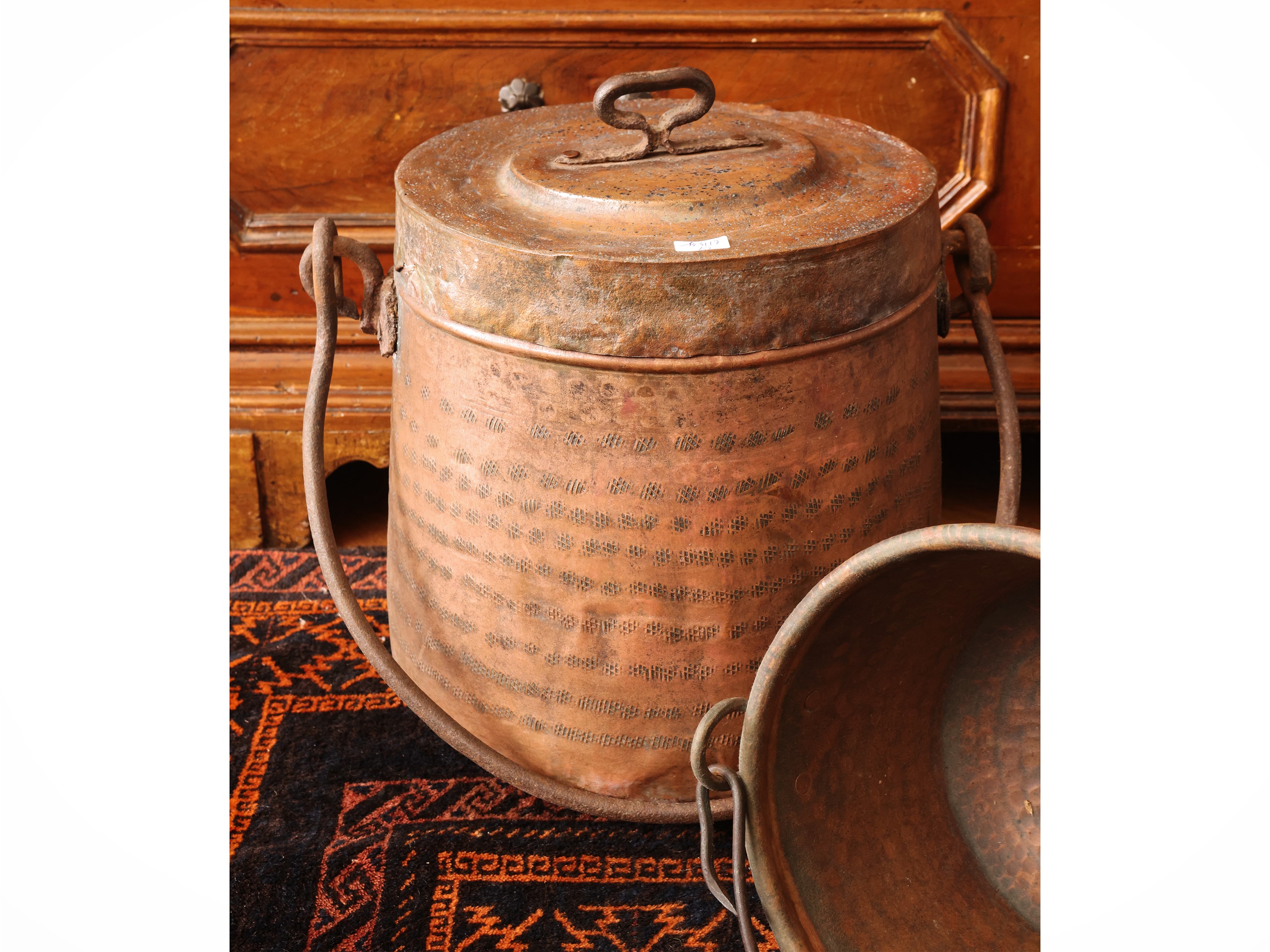 Collezione di utensili da cucina in rame, secchio con coperchio, mezzina, due paioli e bacinella