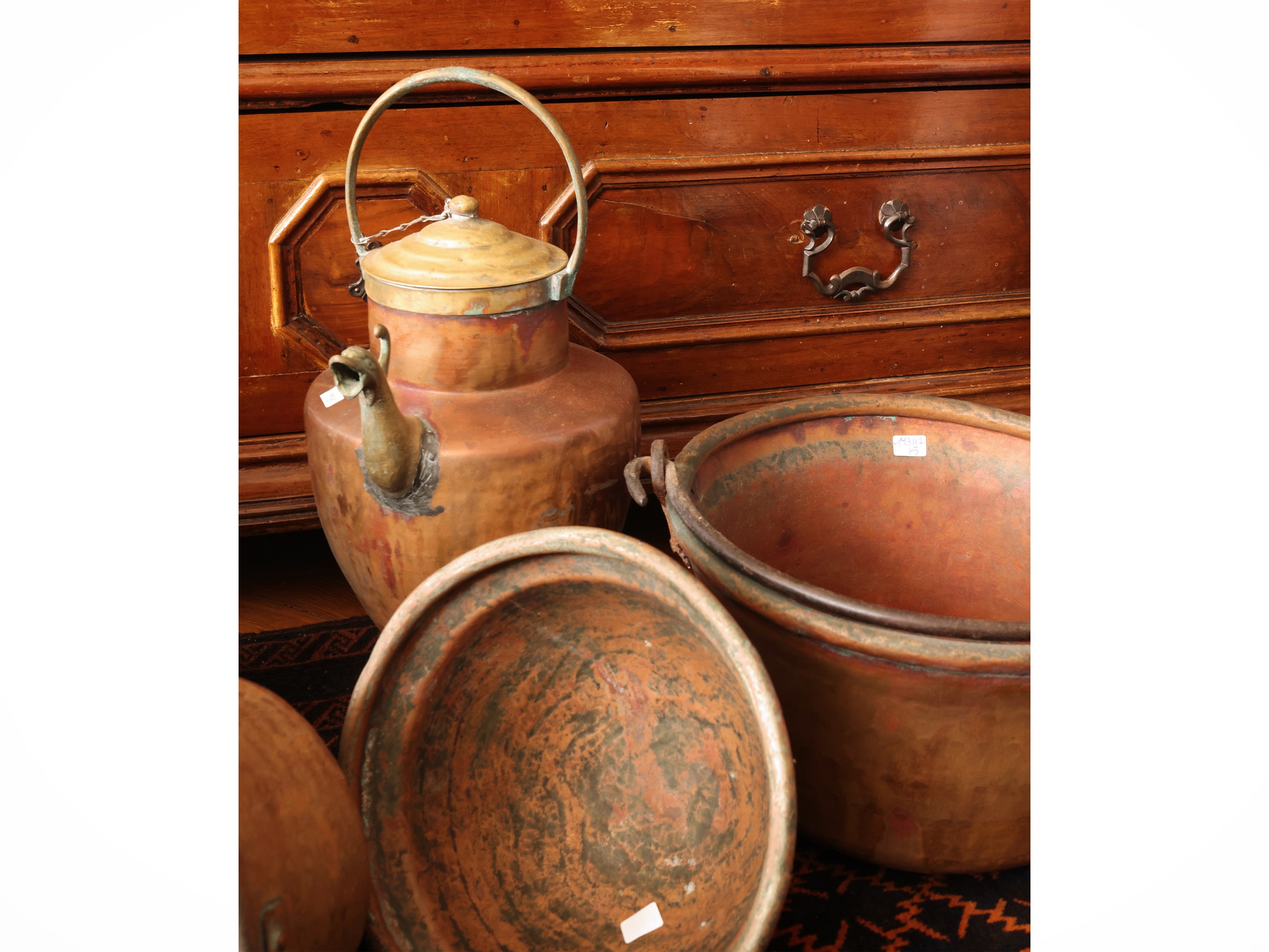 Collezione di utensili da cucina in rame, secchio con coperchio, mezzina, due paioli e bacinella