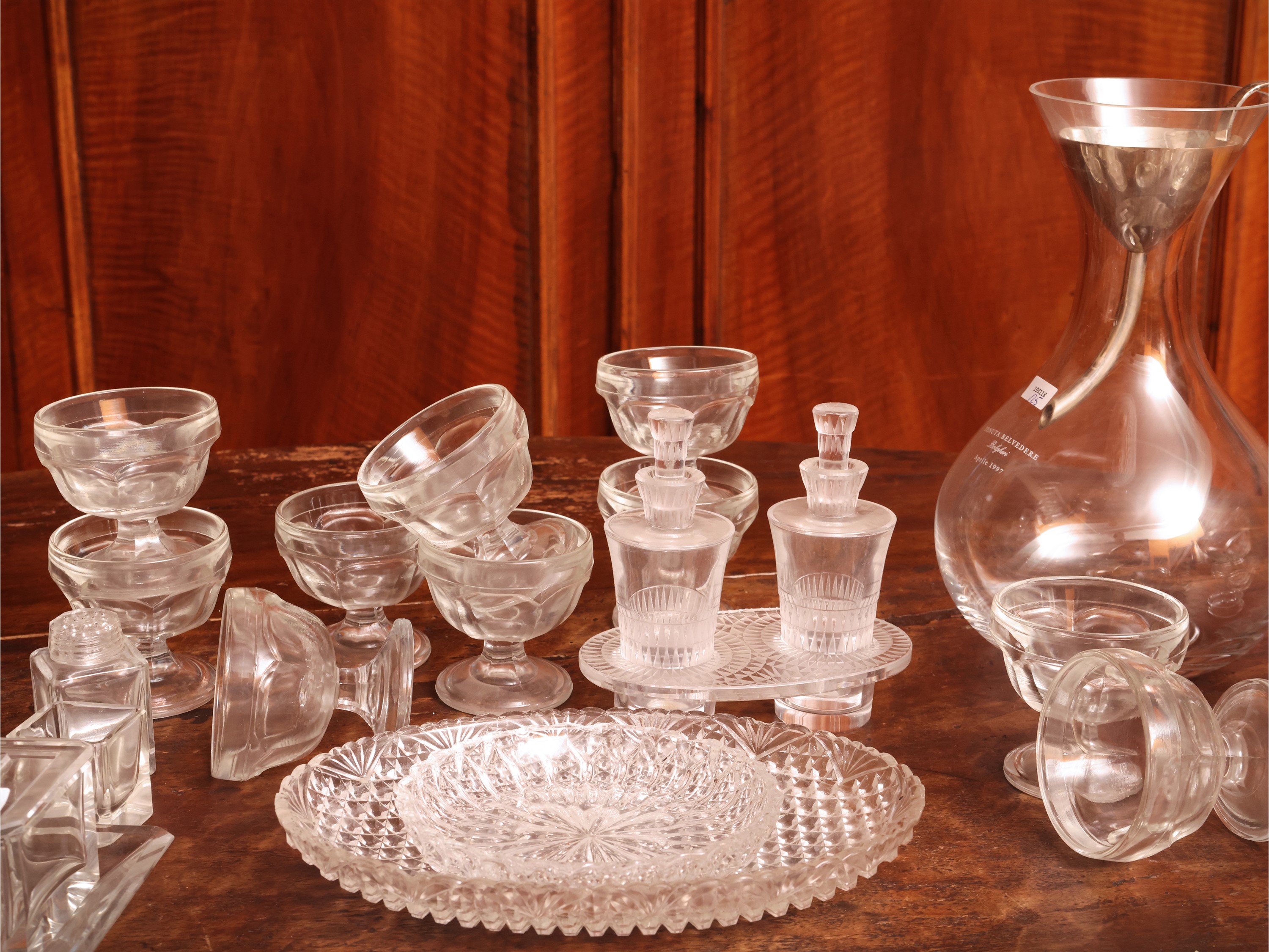Lotto di curiosità da cucina, diciassette coppette in vetro/cristallo con decanter, formaggera e ...