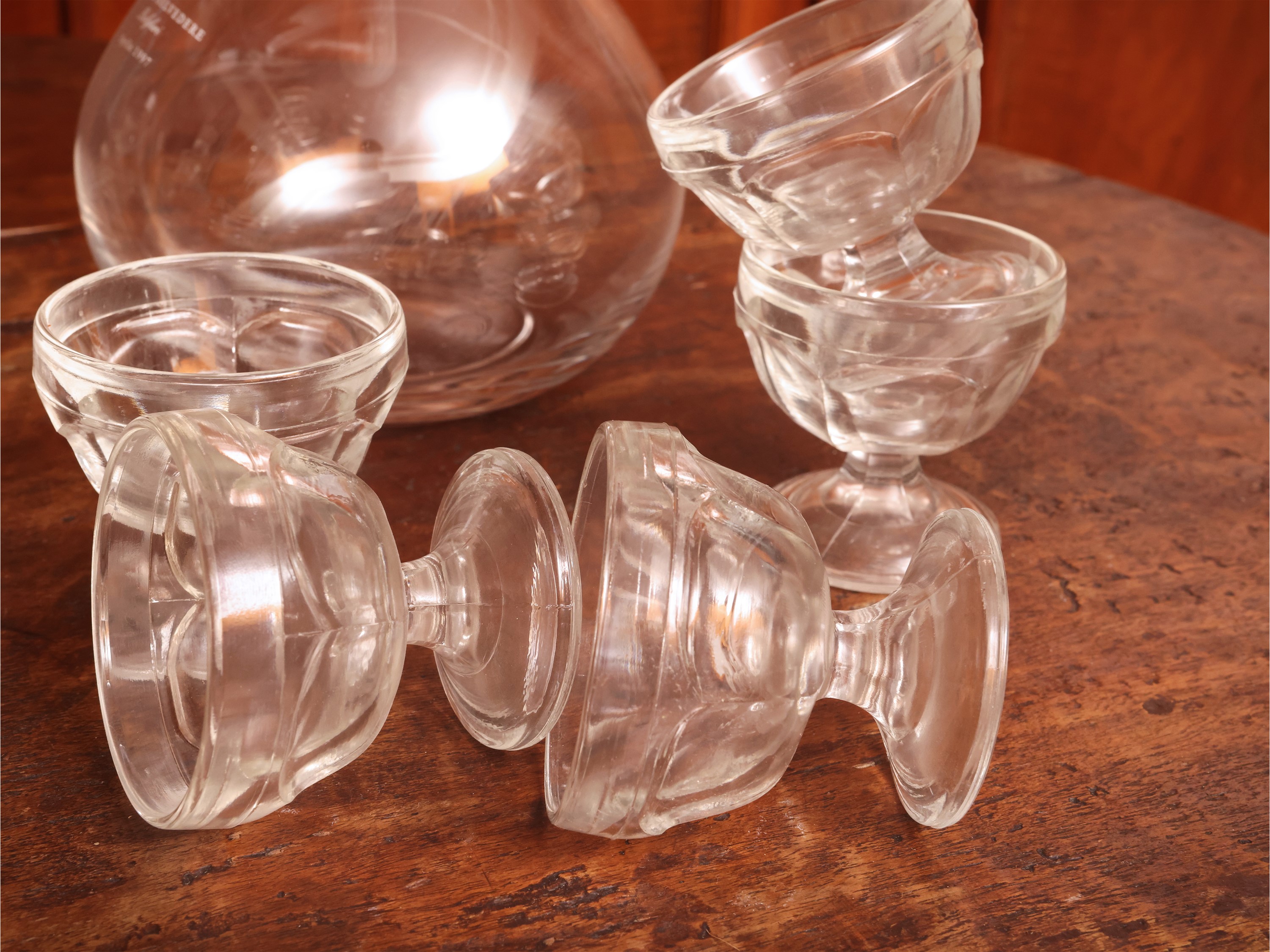 Lotto di curiosità da cucina, diciassette coppette in vetro/cristallo con decanter, formaggera e ...