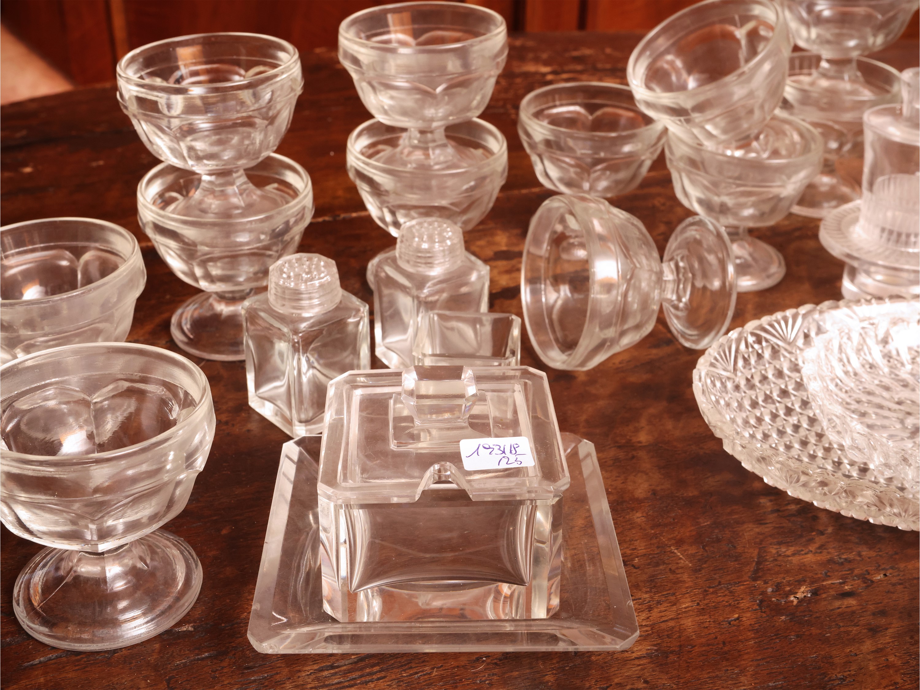 Lotto di curiosità da cucina, diciassette coppette in vetro/cristallo con decanter, formaggera e ...