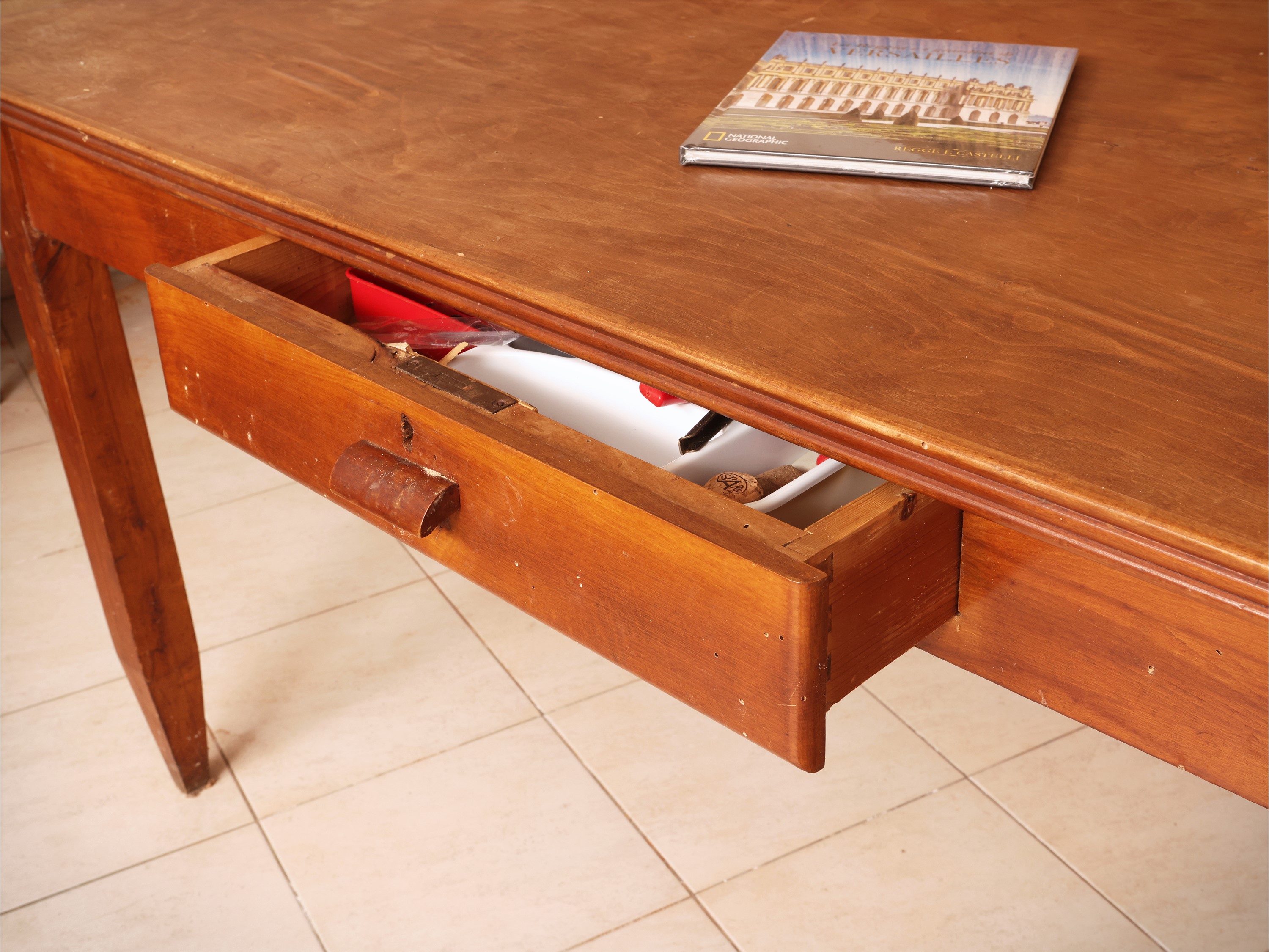 Tavolo da lavoro in legno dolce con piano rettangolare e cassetto