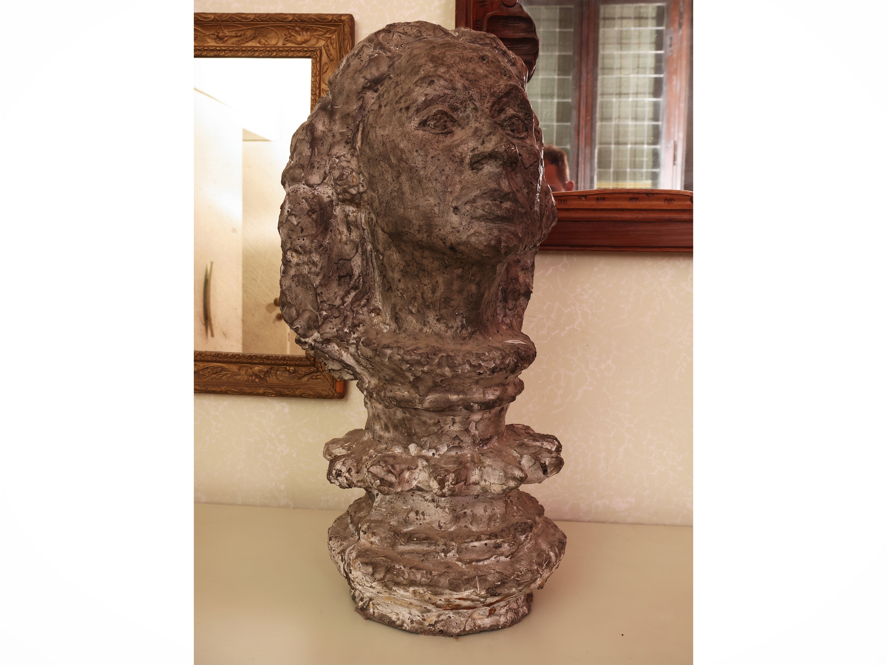 Sculture in materiale composito, ritratto femminile e busto