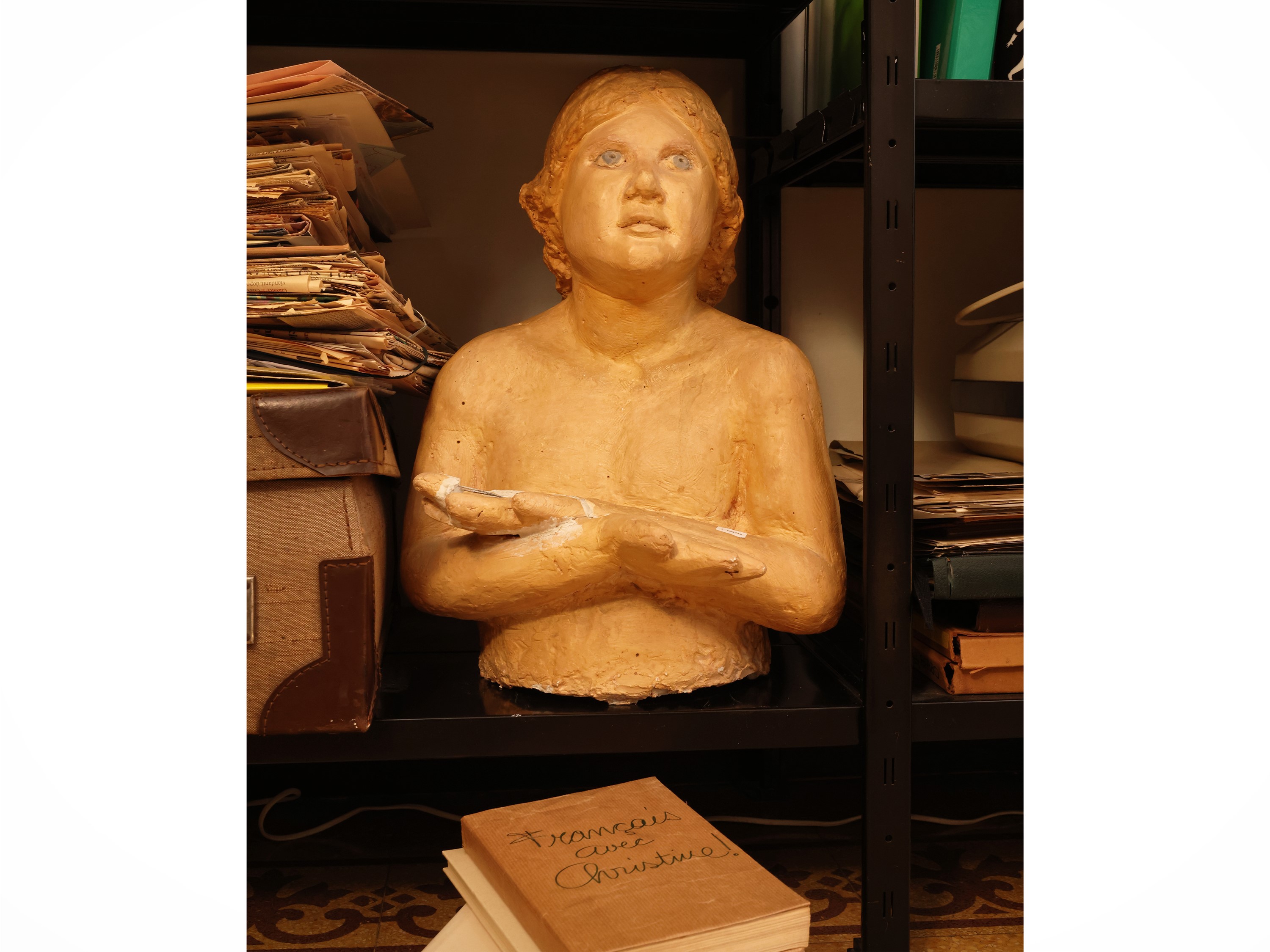 Sculture in materiale composito, ritratto femminile e busto