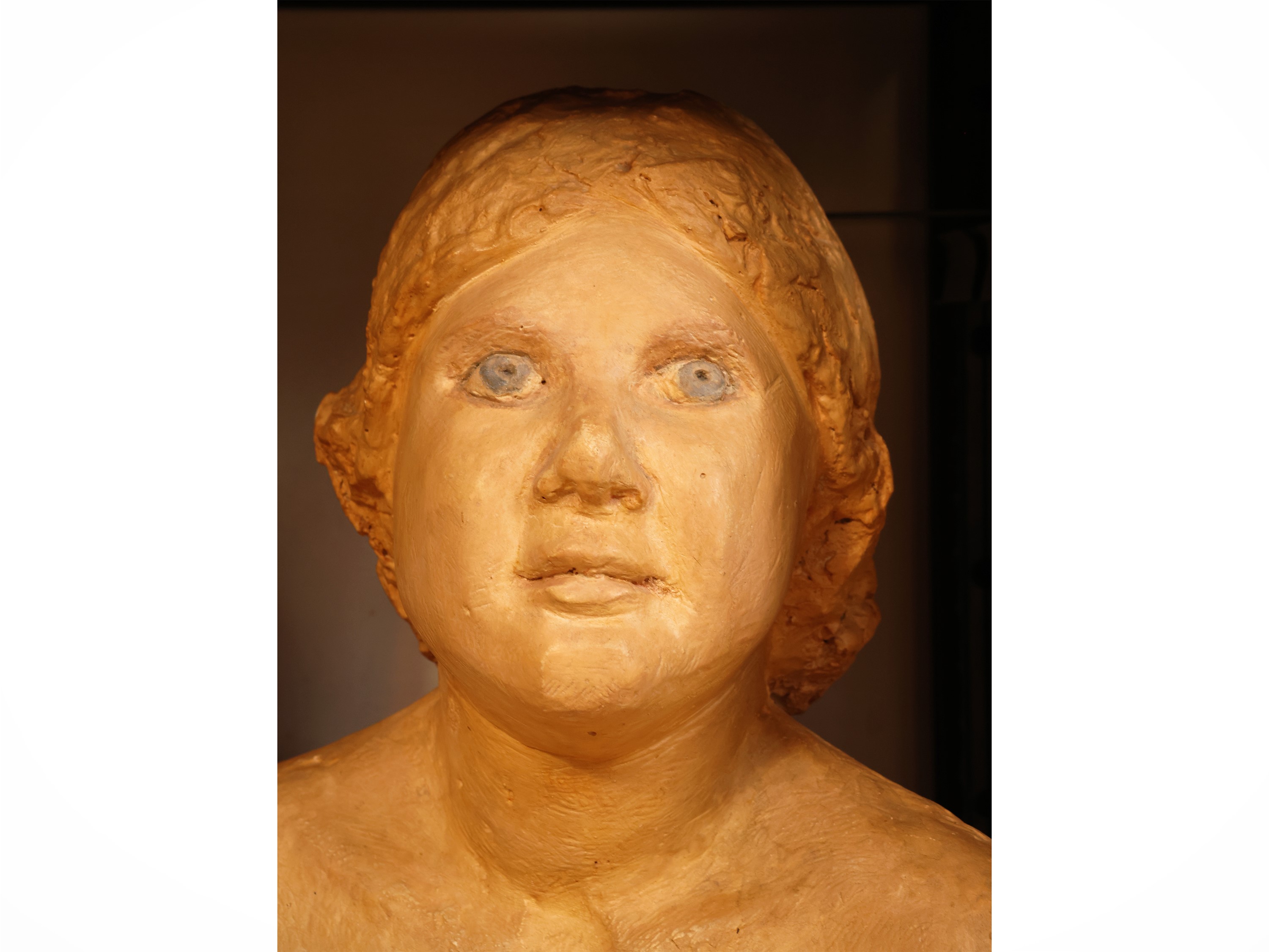 Sculture in materiale composito, ritratto femminile e busto