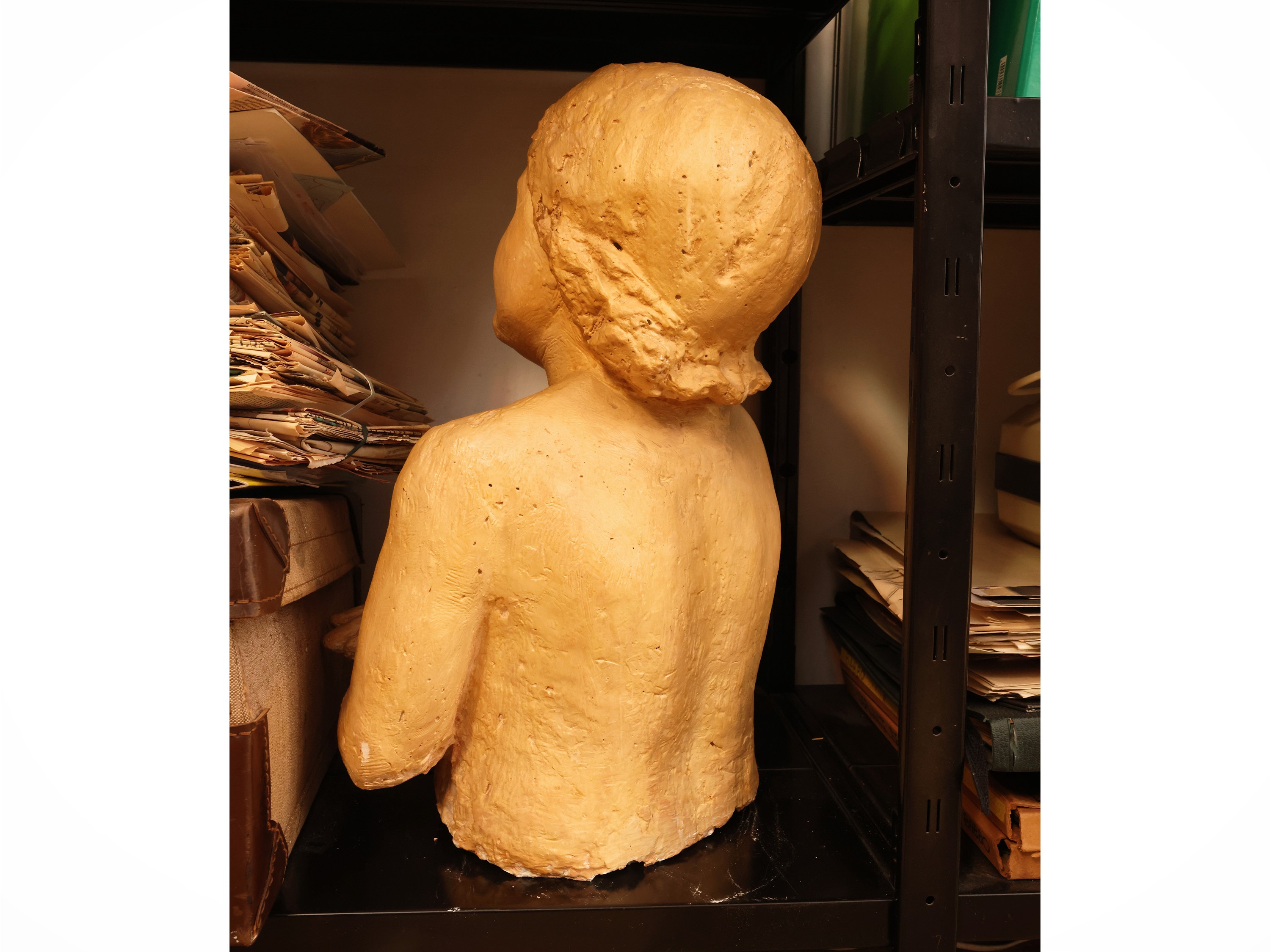 Sculture in materiale composito, ritratto femminile e busto