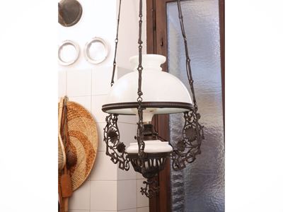 Lampadario ad olio, metallo e ceramica, con bobeche in vetro lattimo