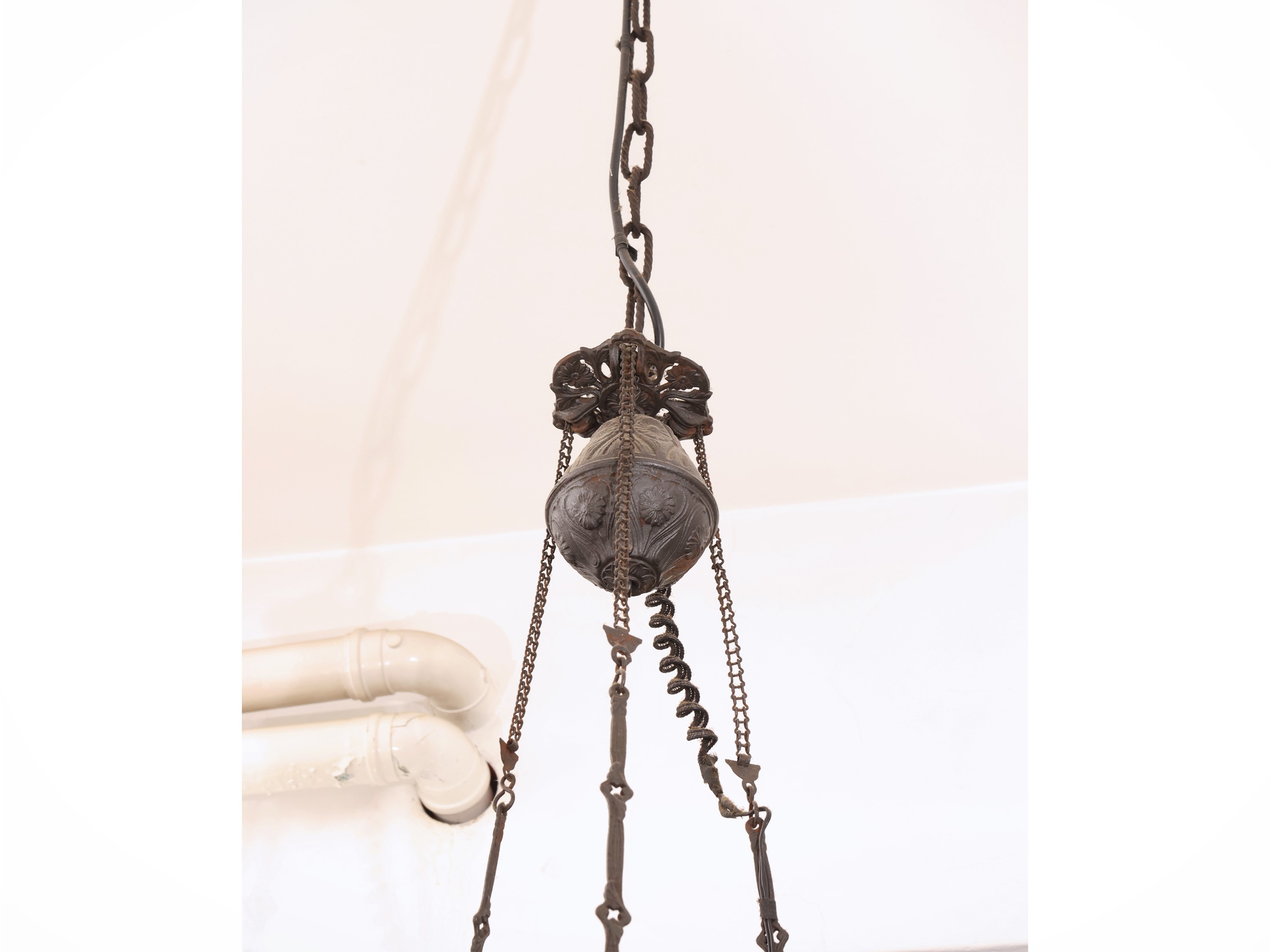 Lampadario ad olio, metallo e ceramica, con bobeche in vetro lattimo