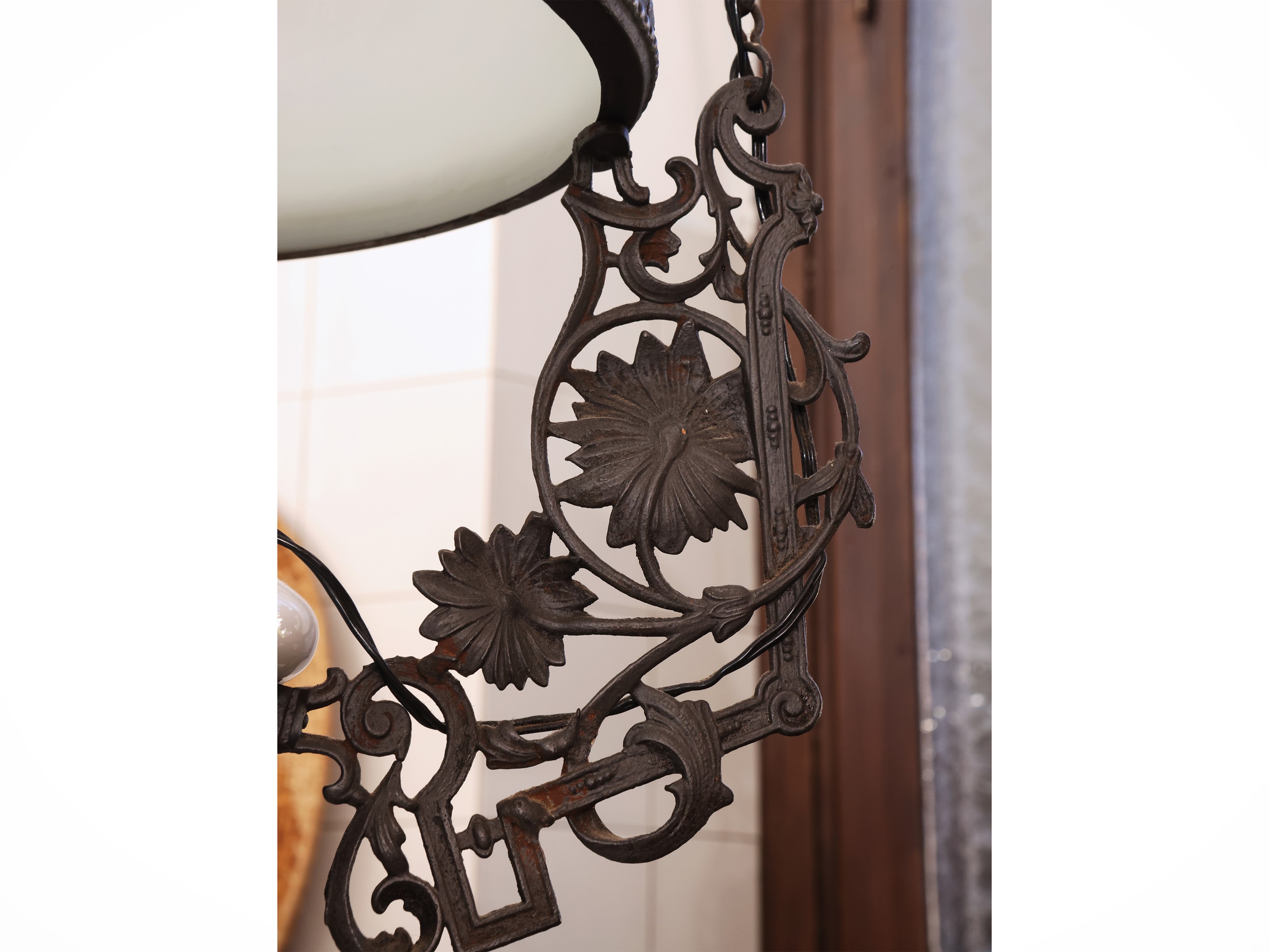 Lampadario ad olio, metallo e ceramica, con bobeche in vetro lattimo
