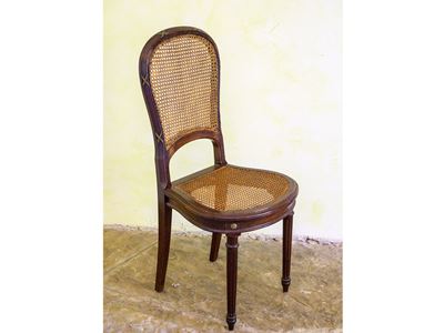 Interno, Serie di otto sedie in rovere con schienale centinato e paglia di Vienna