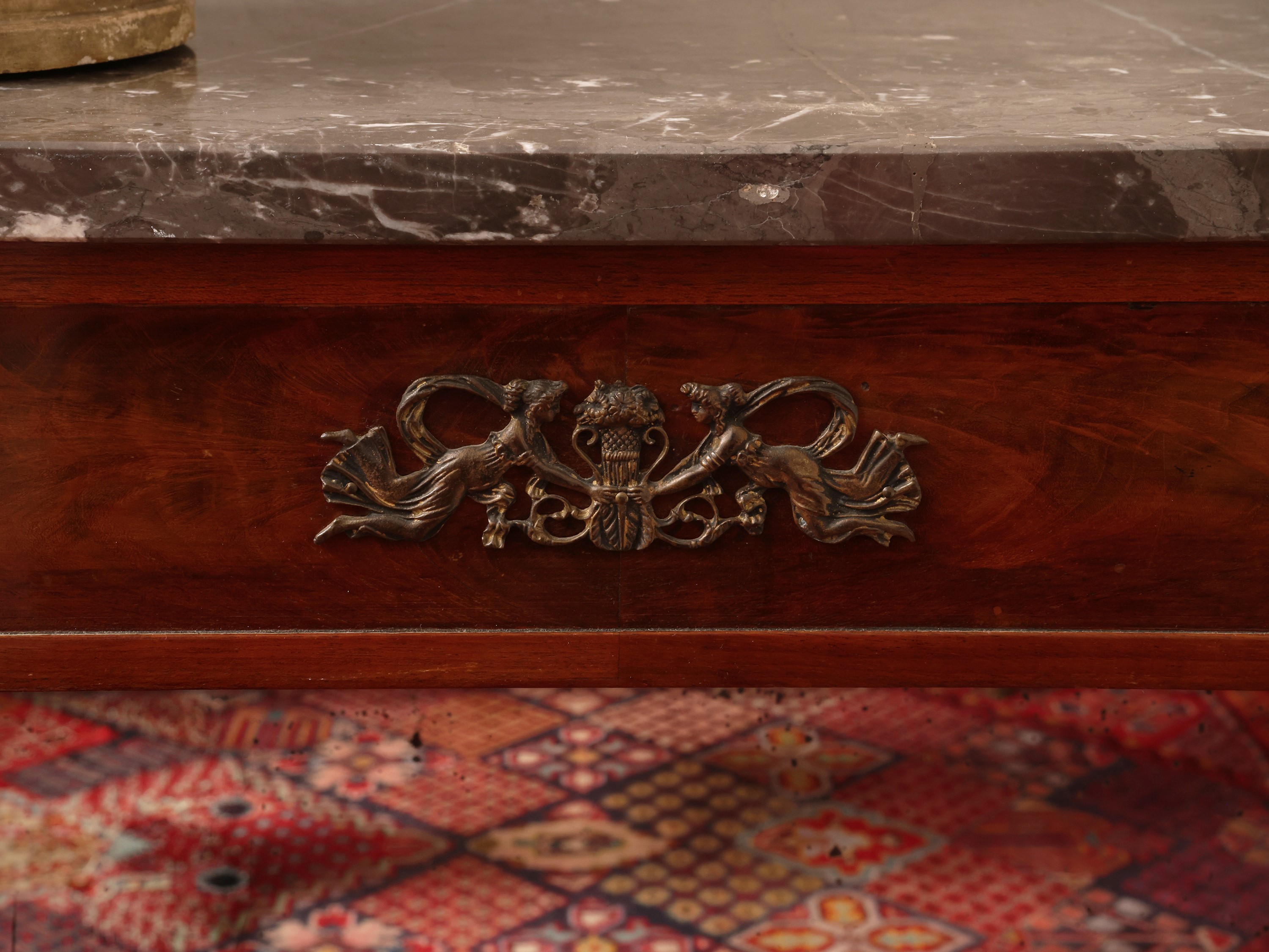 Seconda metà del XIX secolo, piccola console in stile Impero, impiallacciata in piuma di mogano c...