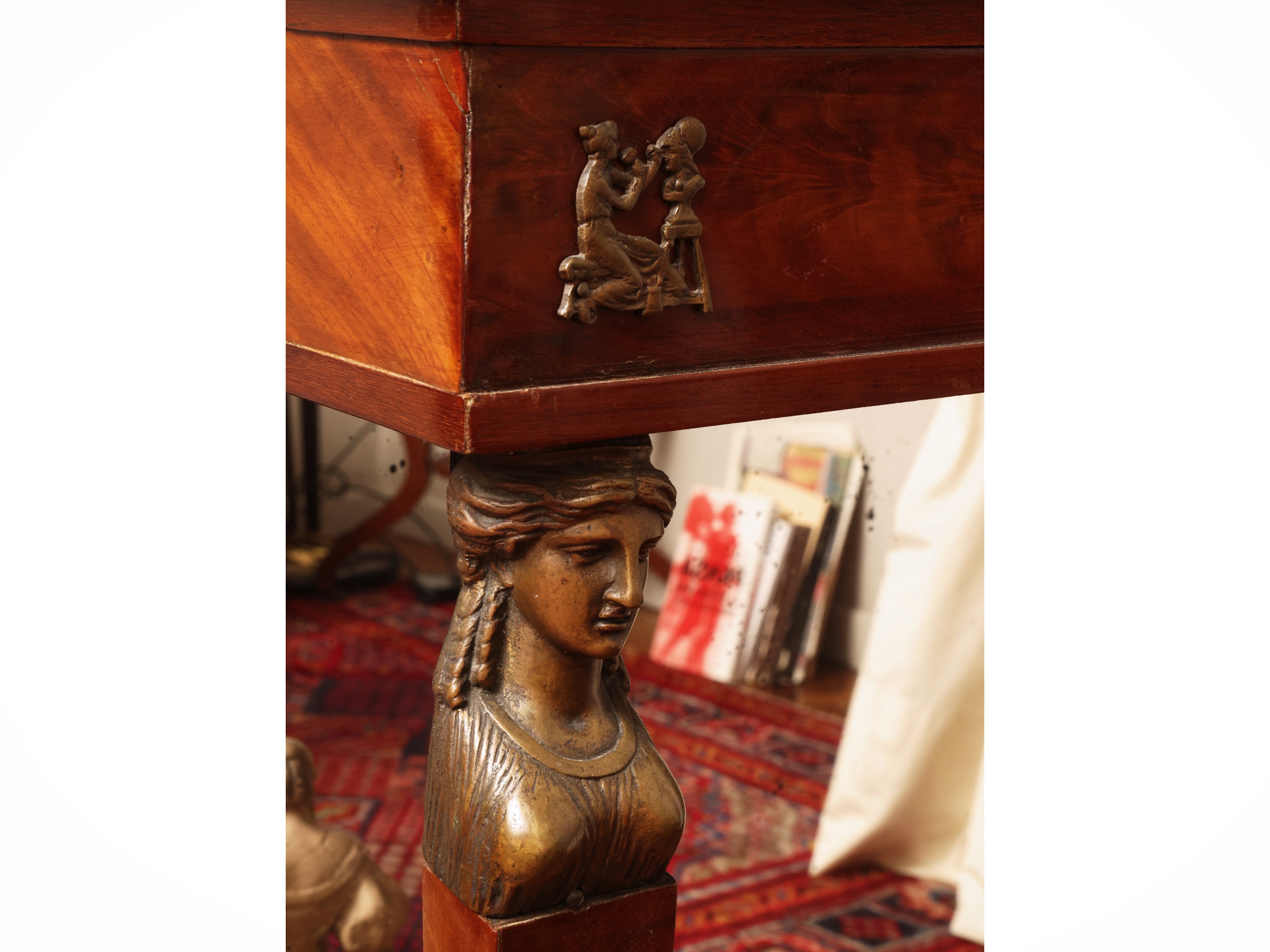 Seconda metà del XIX secolo, piccola console in stile Impero, impiallacciata in piuma di mogano c...