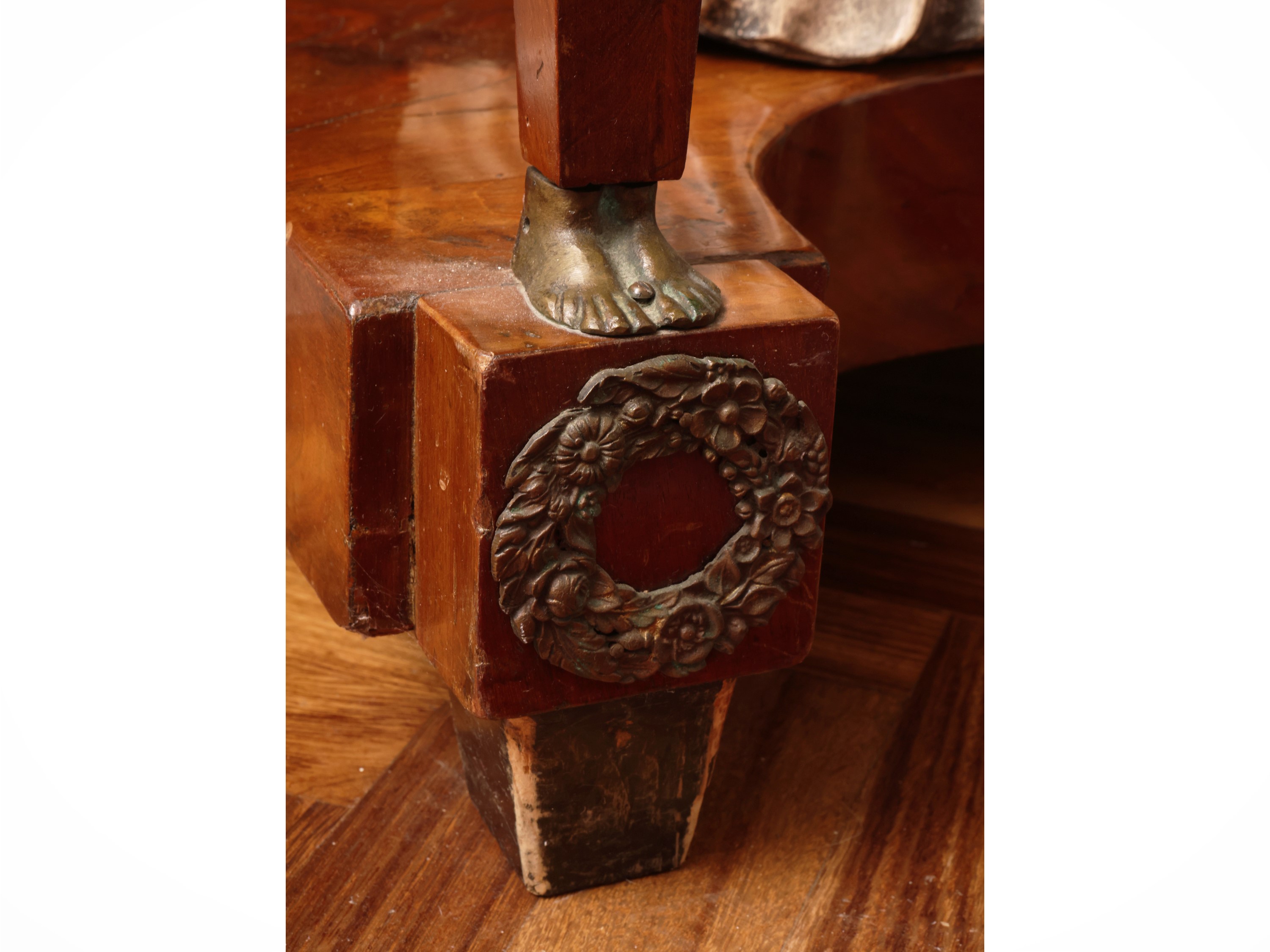 Seconda metà del XIX secolo, piccola console in stile Impero, impiallacciata in piuma di mogano c...