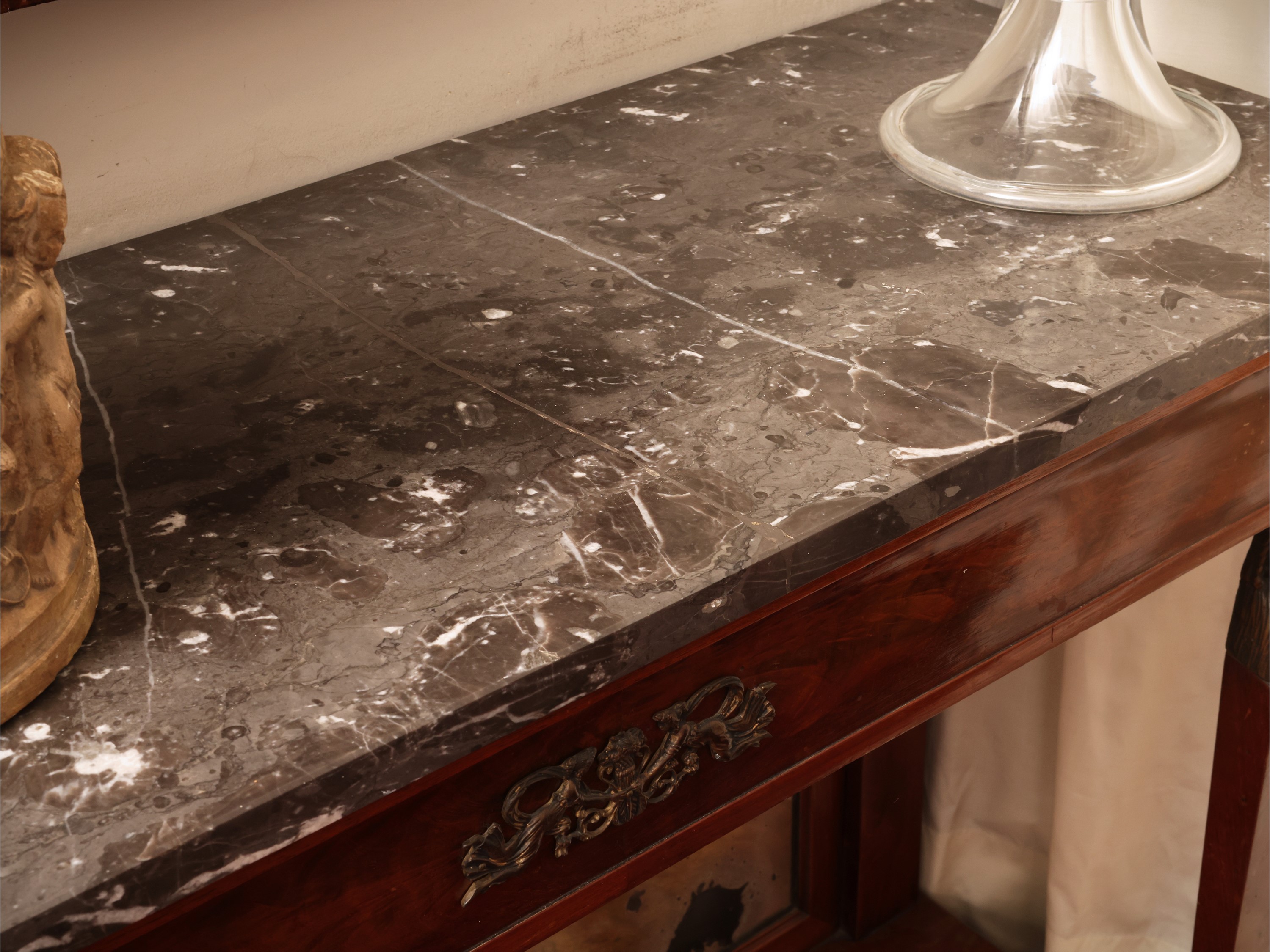 Seconda metà del XIX secolo, piccola console in stile Impero, impiallacciata in piuma di mogano c...