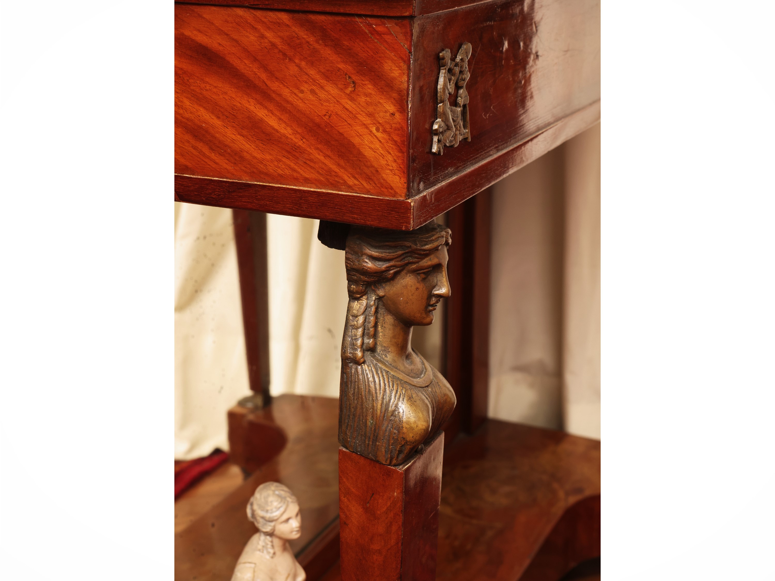 Seconda metà del XIX secolo, piccola console in stile Impero, impiallacciata in piuma di mogano c...