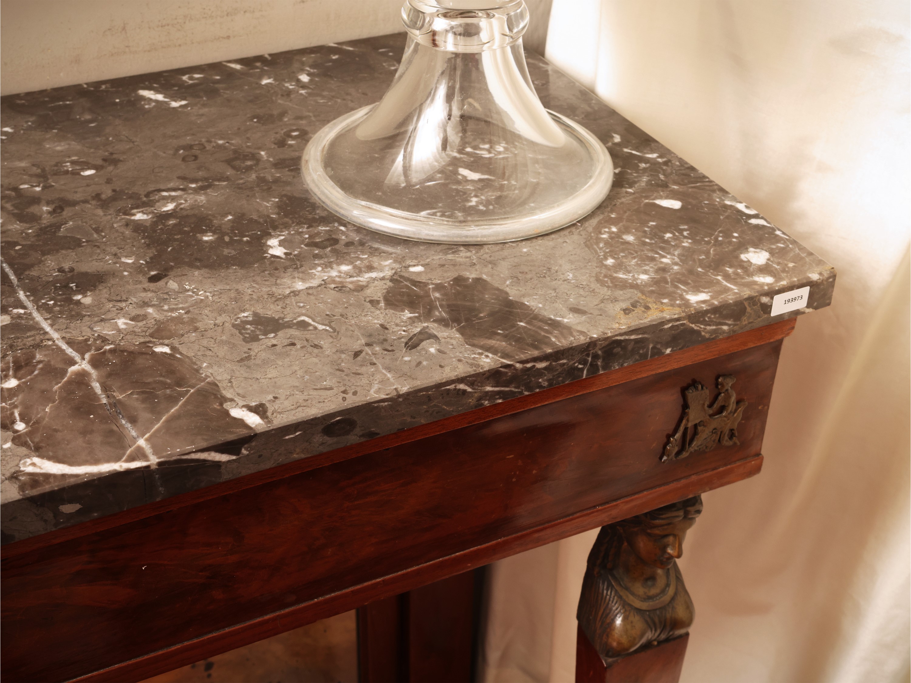 Seconda metà del XIX secolo, piccola console in stile Impero, impiallacciata in piuma di mogano c...