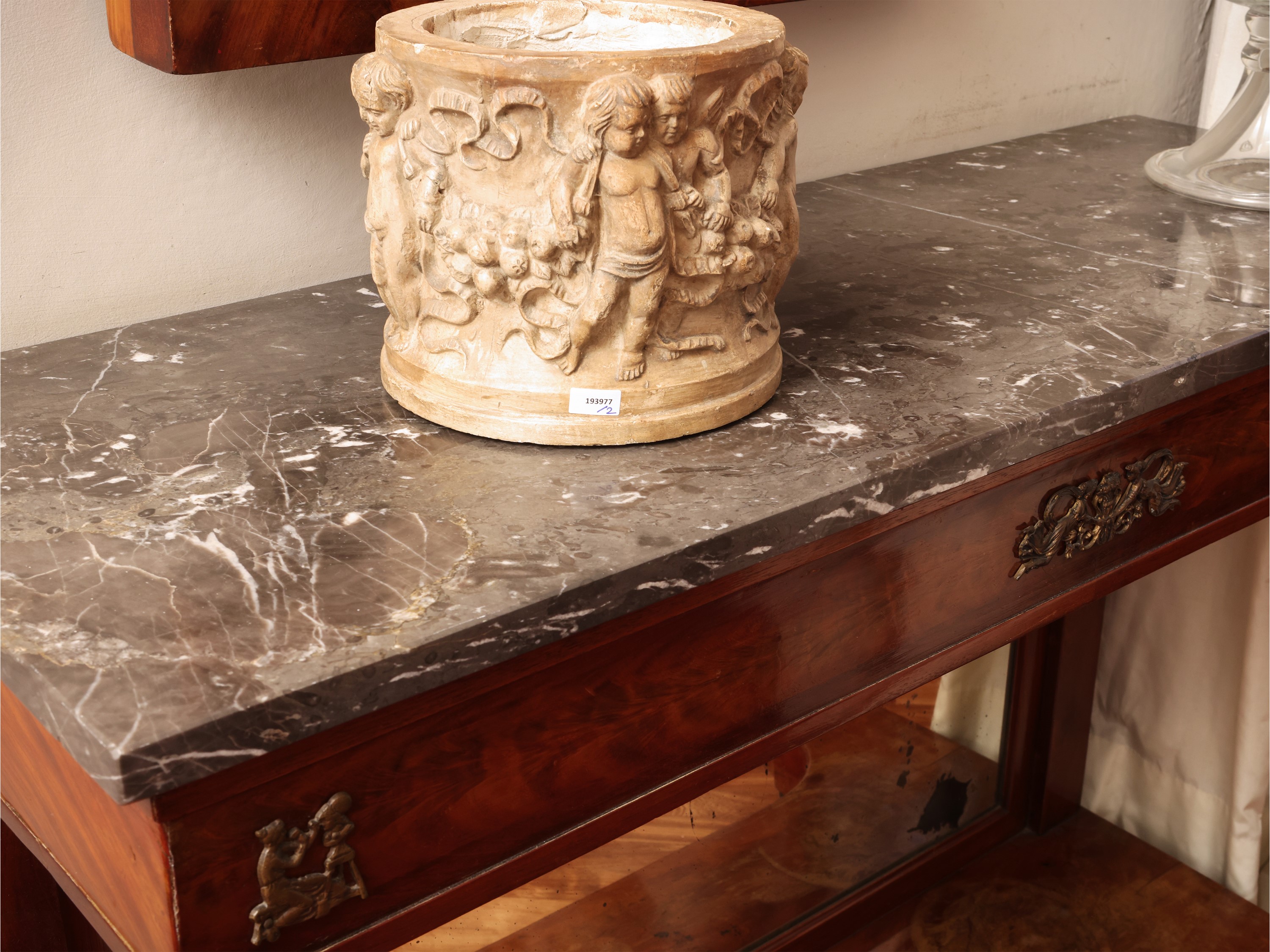 Seconda metà del XIX secolo, piccola console in stile Impero, impiallacciata in piuma di mogano c...