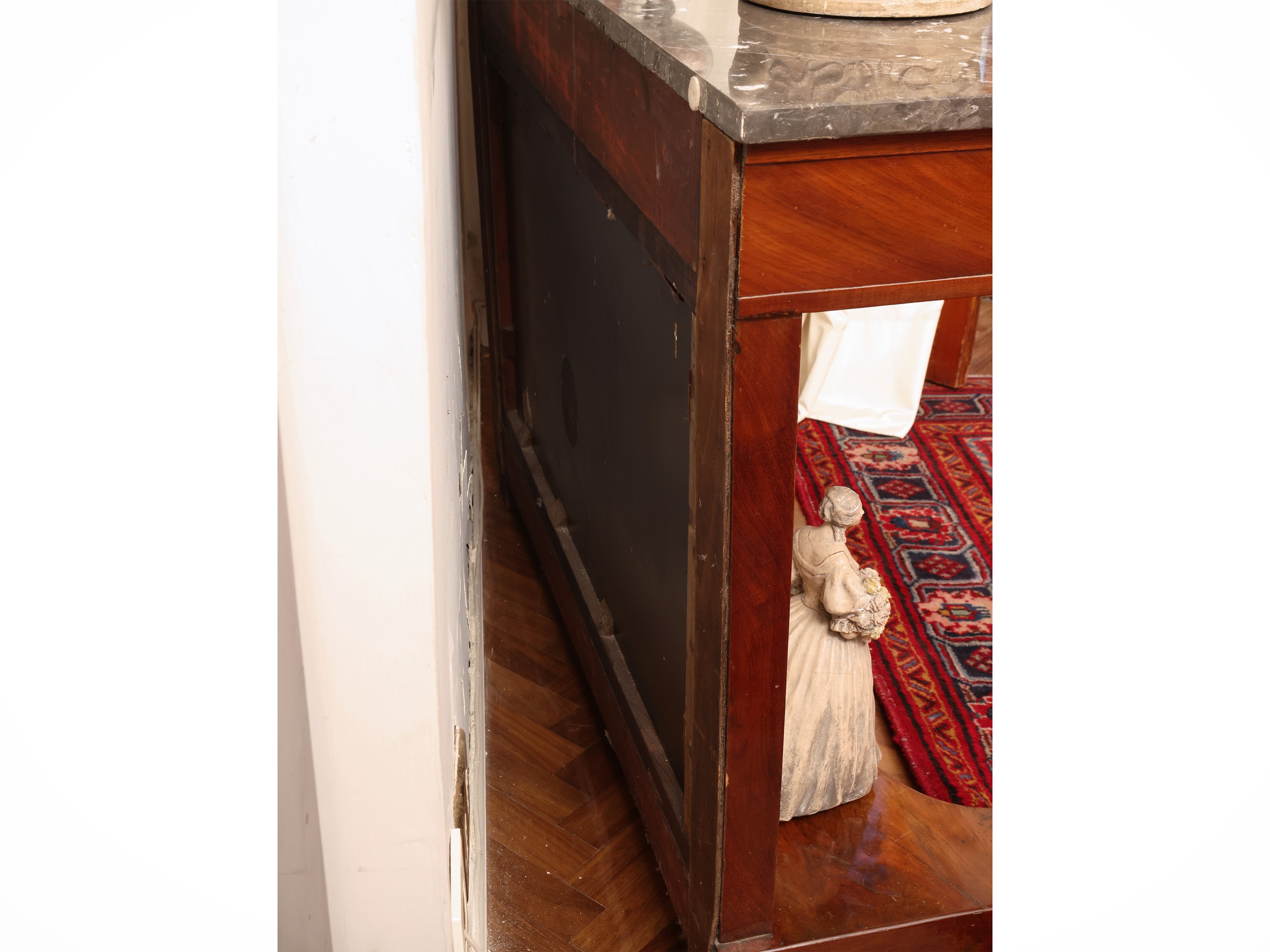 Seconda metà del XIX secolo, piccola console in stile Impero, impiallacciata in piuma di mogano c...