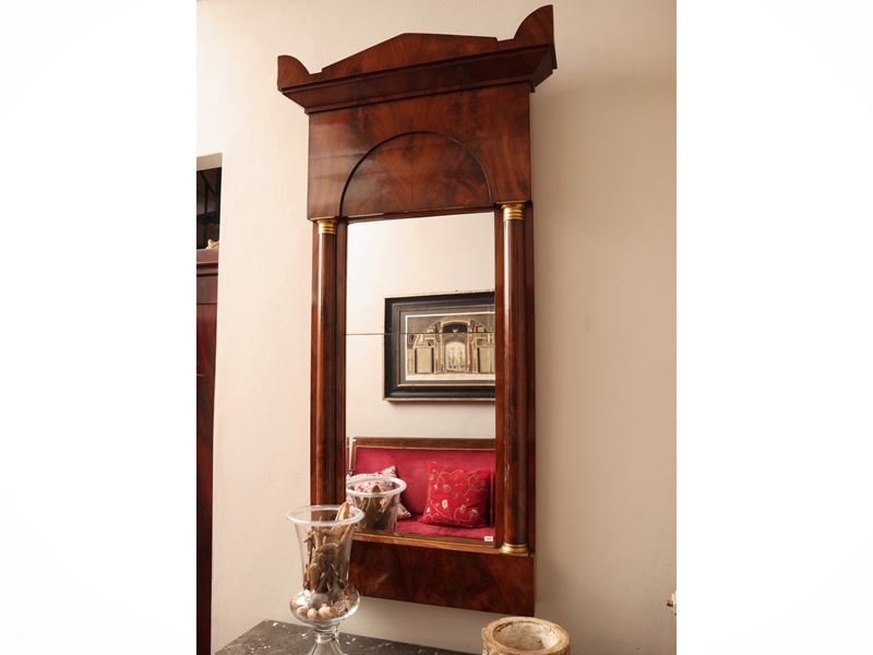 Specchiera impiallacciata in piuma di mogano, inizio XIX secolo