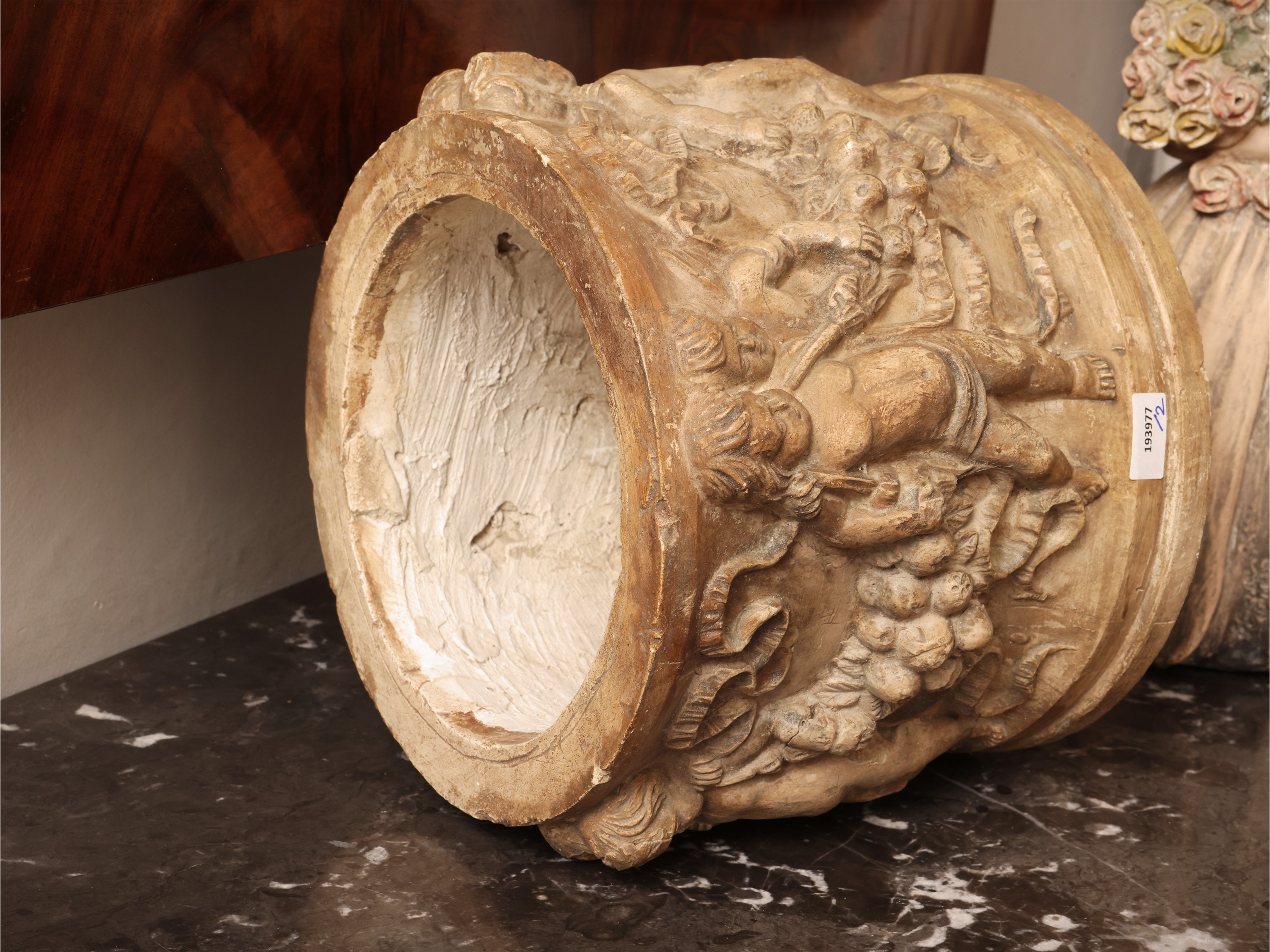 Manifattura di Signa, Vaso cilindrico in terracotta con istoriato a putti e dama, anni Trenta