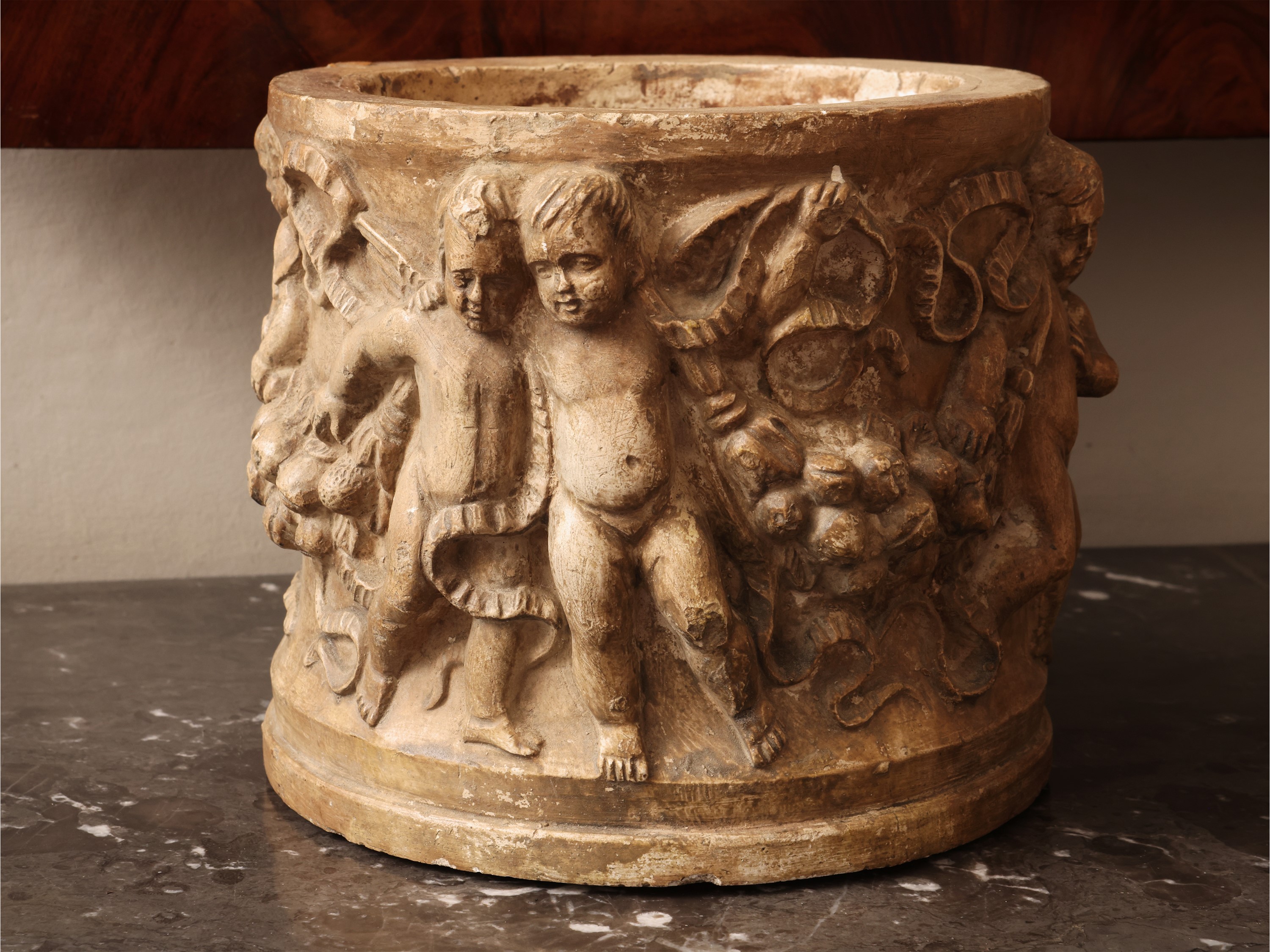 Manifattura di Signa, Vaso cilindrico in terracotta con istoriato a putti e dama, anni Trenta