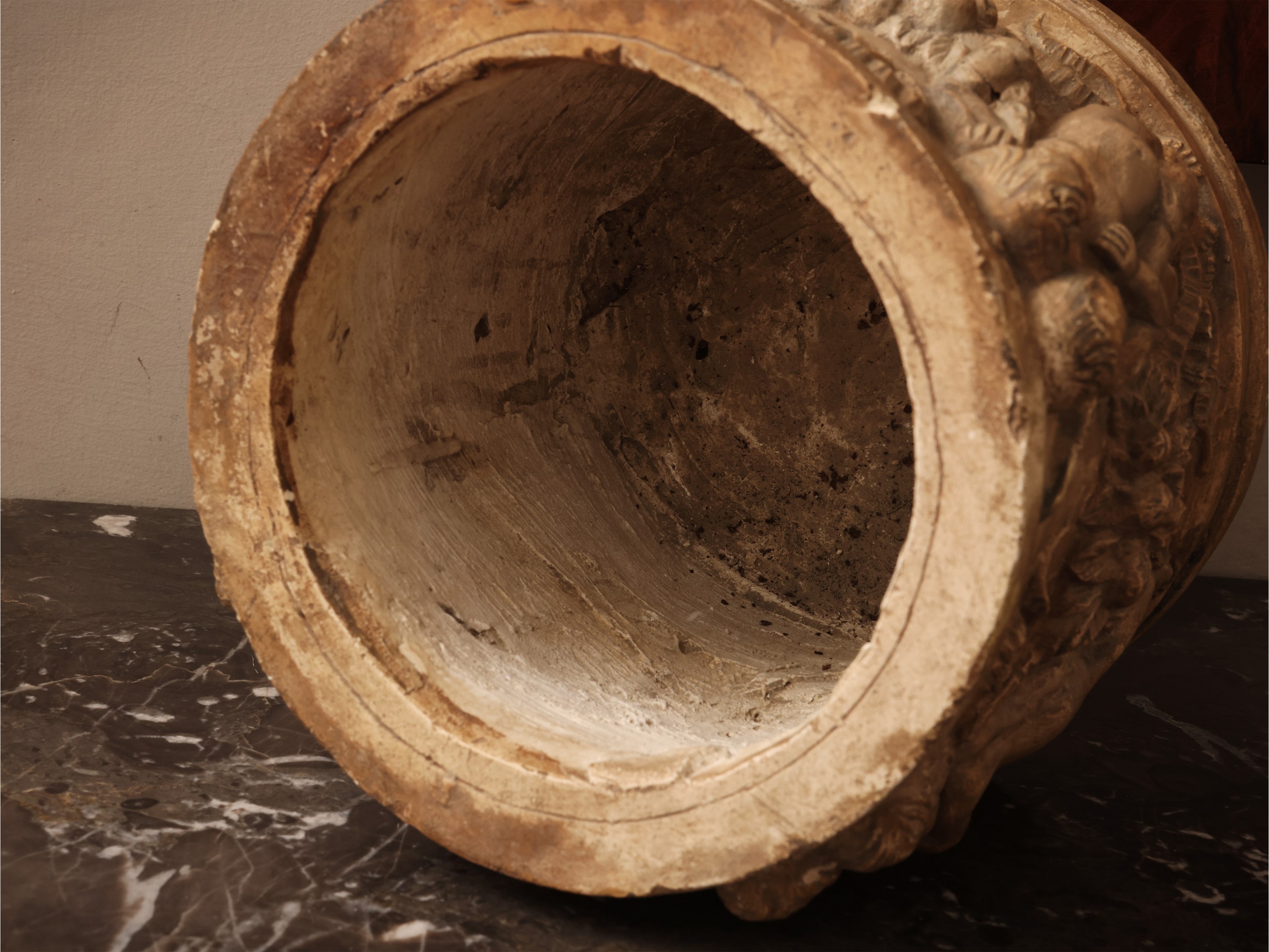 Manifattura di Signa, Vaso cilindrico in terracotta con istoriato a putti e dama, anni Trenta