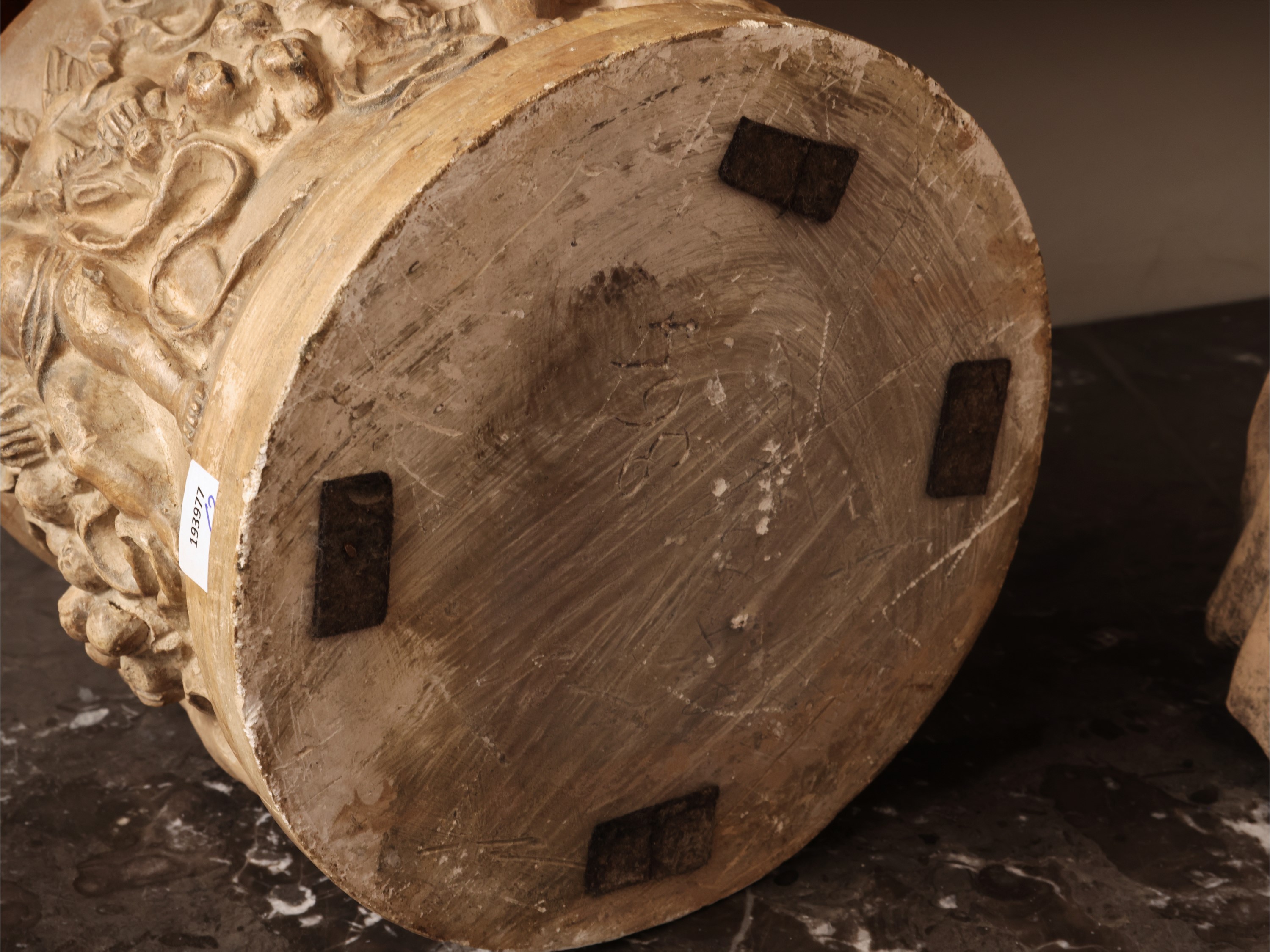 Manifattura di Signa, Vaso cilindrico in terracotta con istoriato a putti e dama, anni Trenta