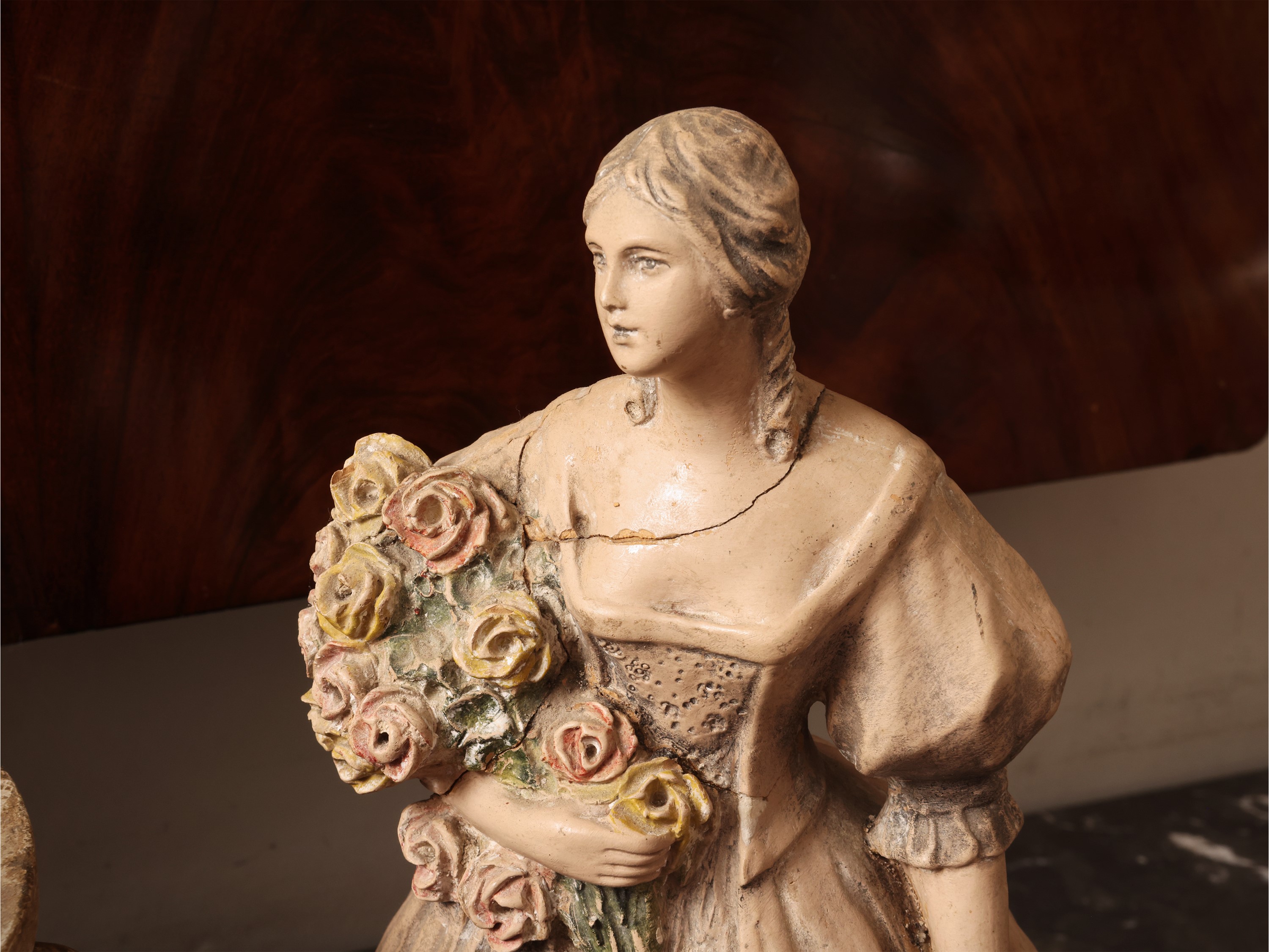 Manifattura di Signa, Vaso cilindrico in terracotta con istoriato a putti e dama, anni Trenta