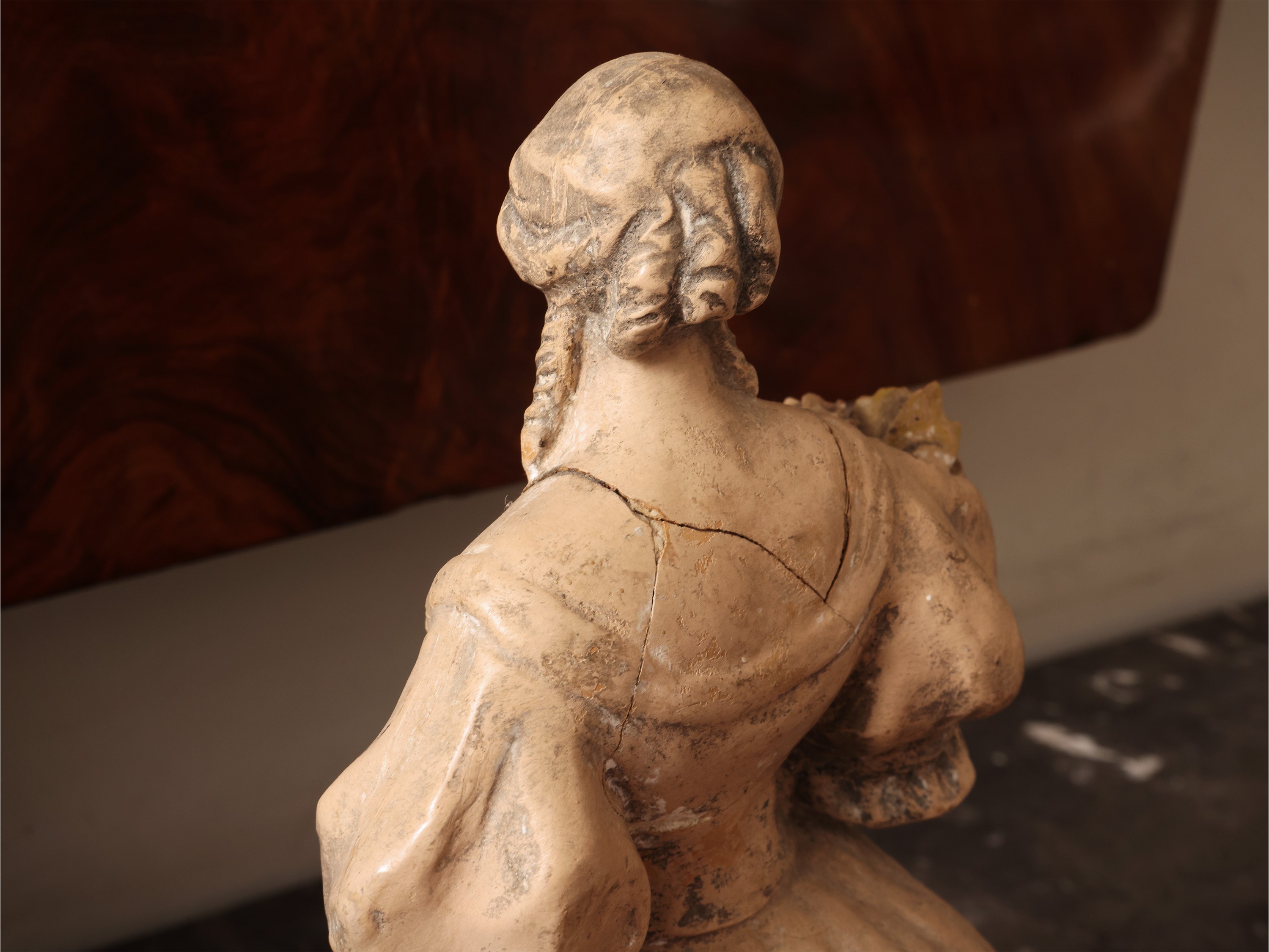 Manifattura di Signa, Vaso cilindrico in terracotta con istoriato a putti e dama, anni Trenta
