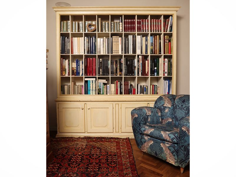 Libreria in legno tenero laccato color avorio, h cm 235 x 223 x 42