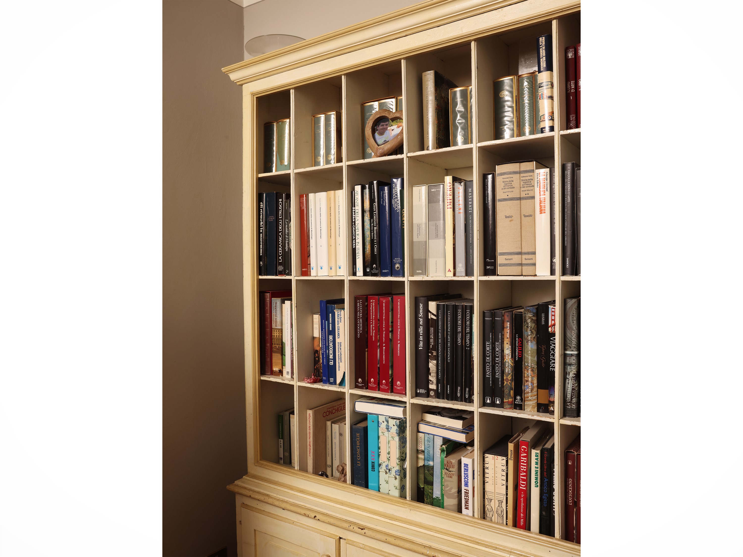Libreria in legno tenero laccato color avorio, h cm 235 x 223 x 42