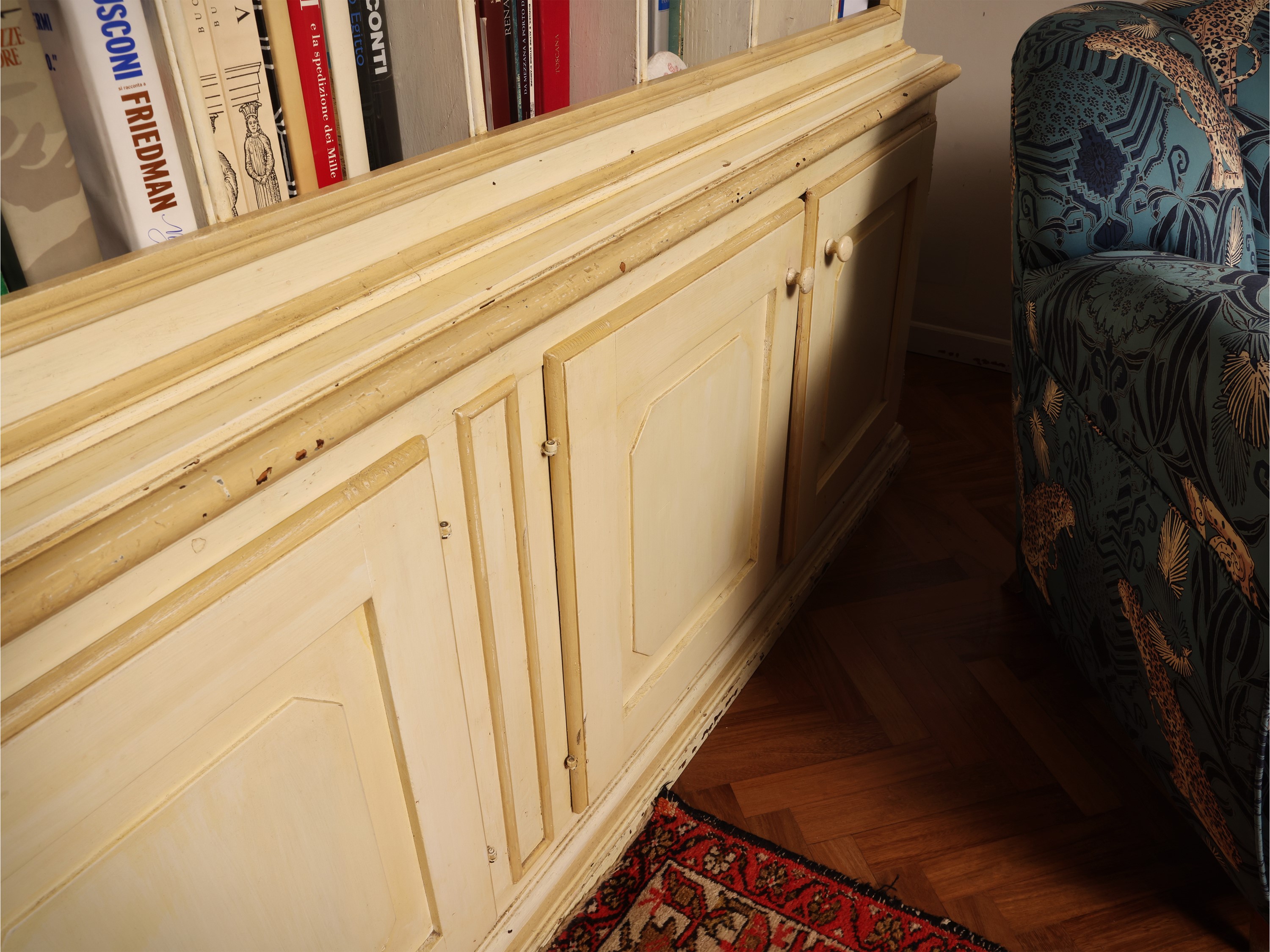 Libreria in legno tenero laccato color avorio, h cm 235 x 223 x 42