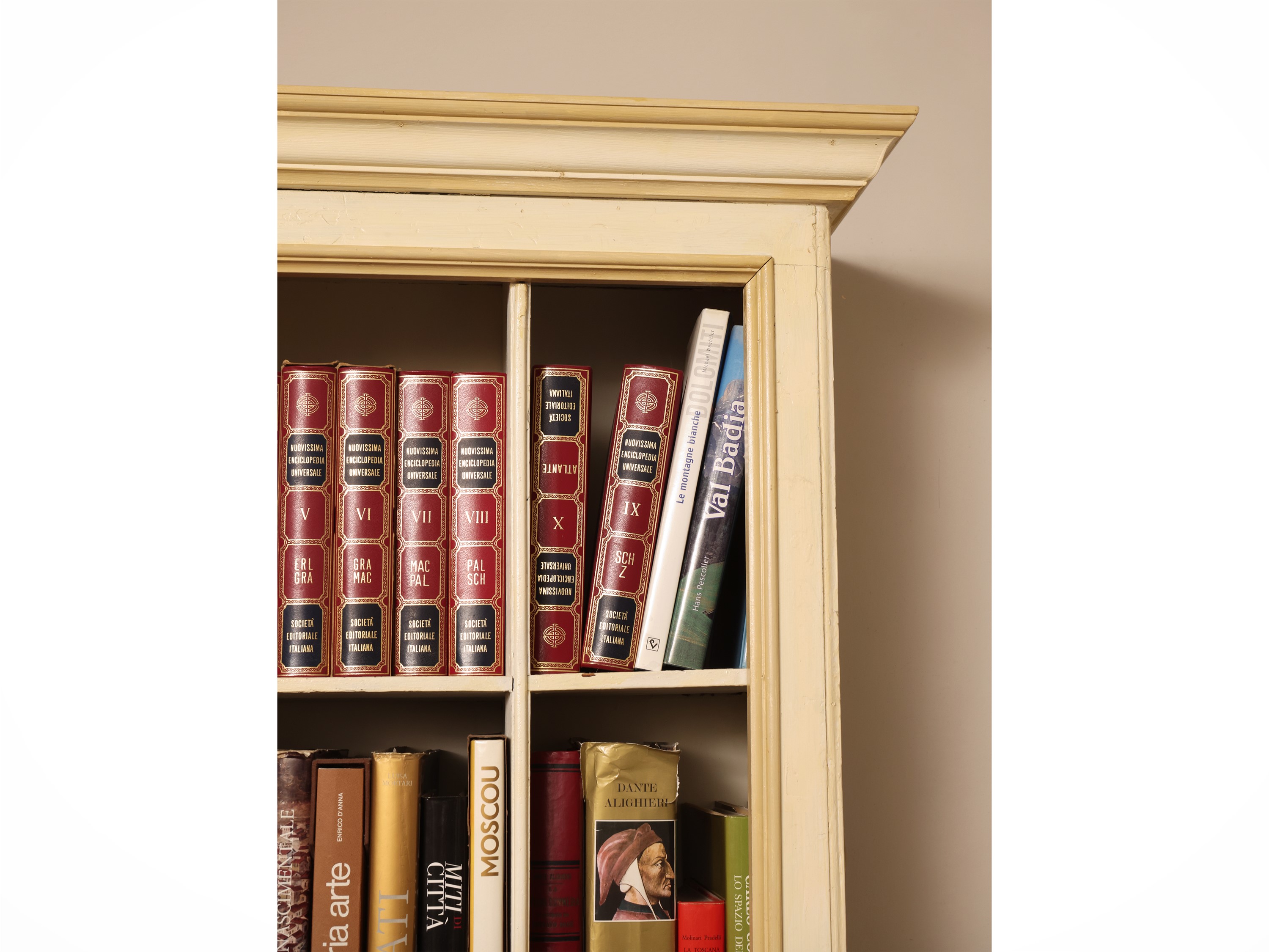 Libreria in legno tenero laccato color avorio, h cm 235 x 223 x 42