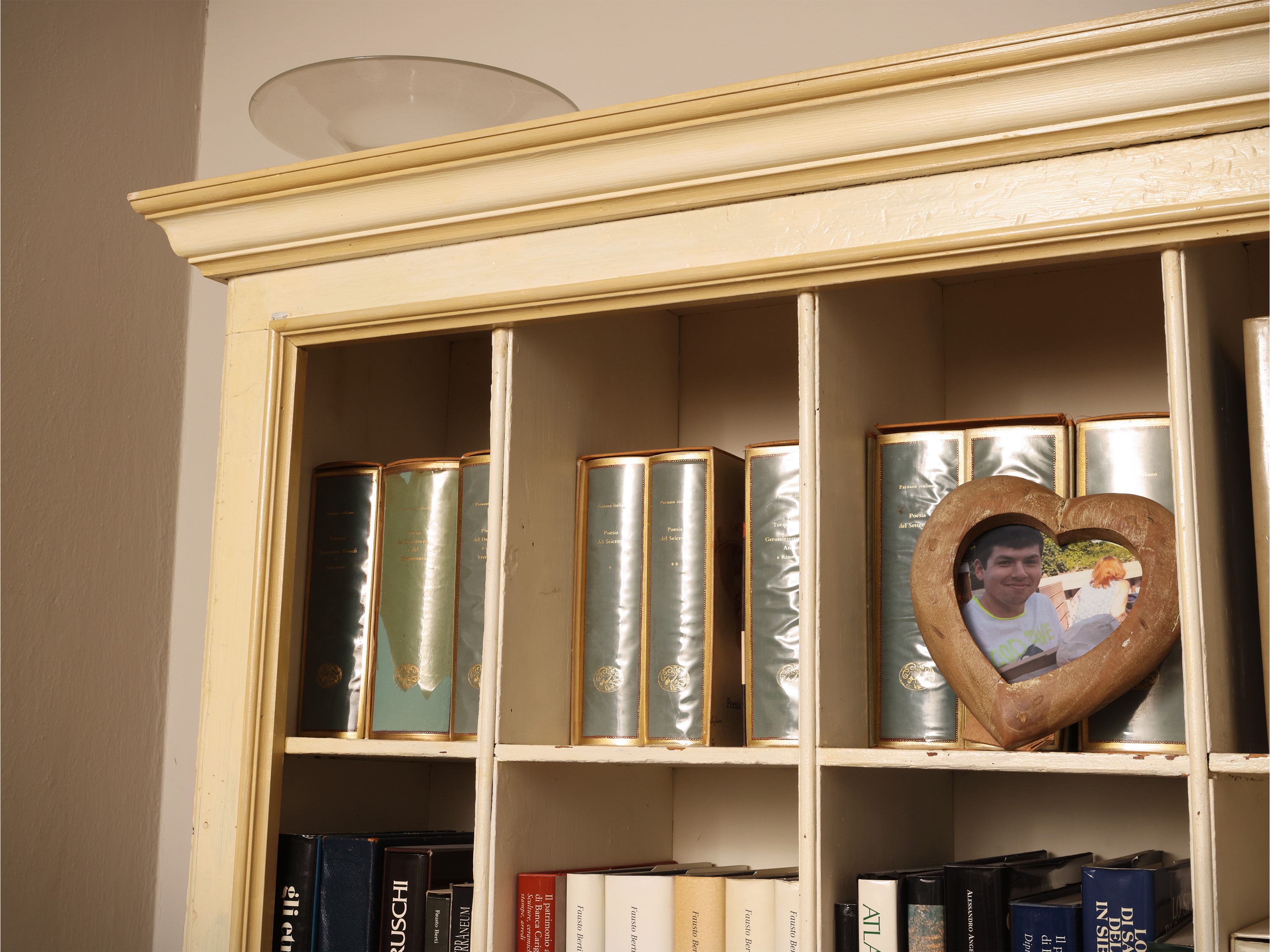 Libreria in legno tenero laccato color avorio, h cm 235 x 223 x 42